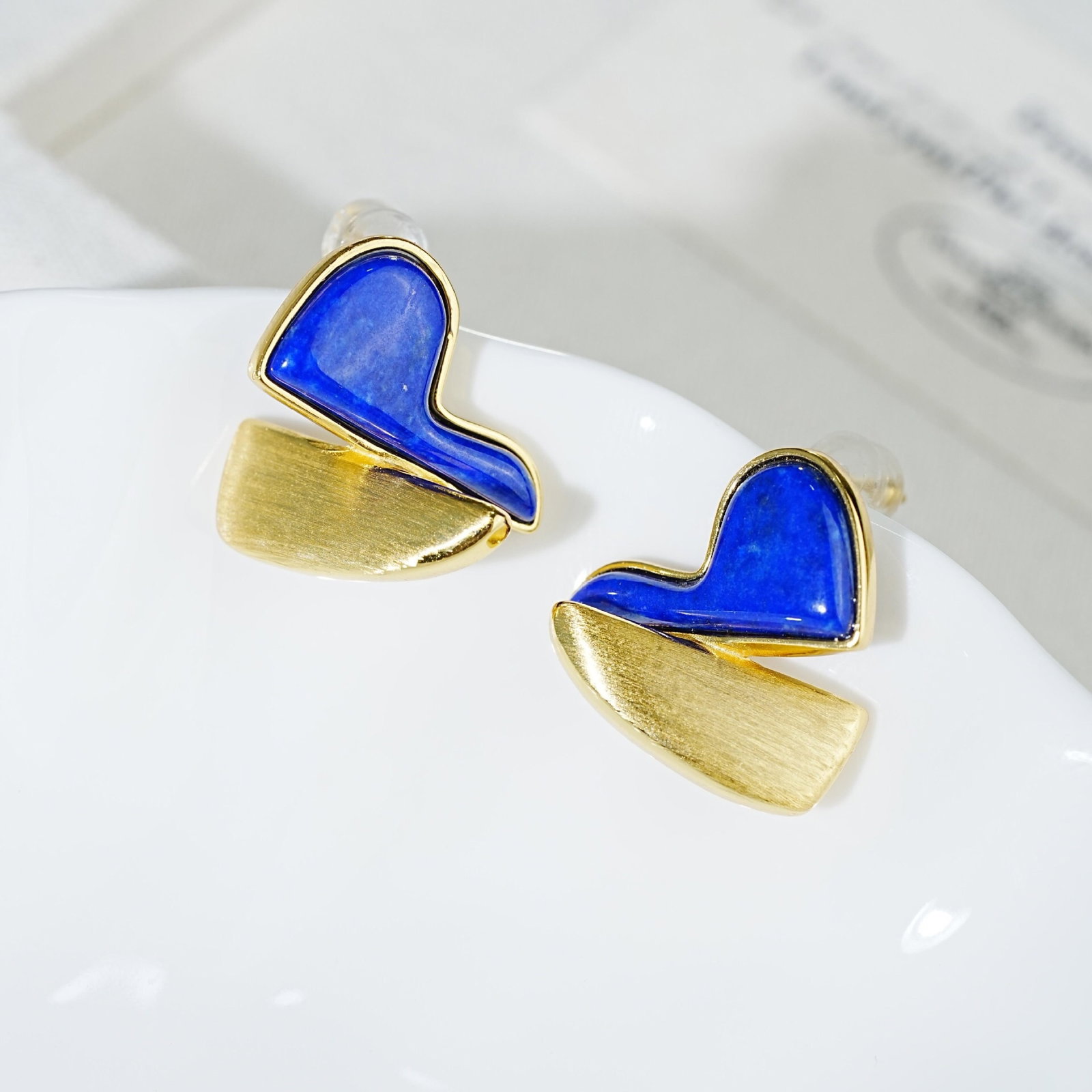 A Pair of Exquisite Sterling Silver-Gold Plated Inlaid Lapis Lazuli Earrings: A Pair of Exquisite Sterling Silver-Gold Plated Inlaid Lapis Lazuli Earrings 一对纯银镀金镶青金石耳钉