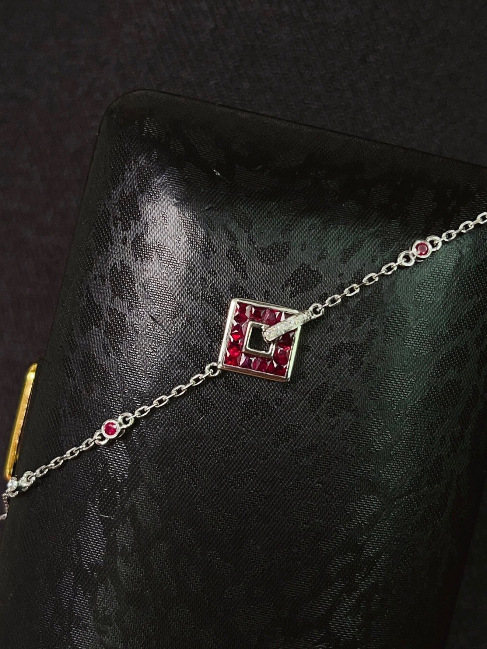 A Exquisite 18k Gold Inlaid 0.70ct Natural Ruby Bracelets,Inlaid Diamond: A Exquisite 18k Gold Inlaid 0.70ct Natural Ruby Bracelets,Inlaid Diamond,Total Weight:1.94g 18k金镶 0.70ct 天然红宝石手链,嵌钻石