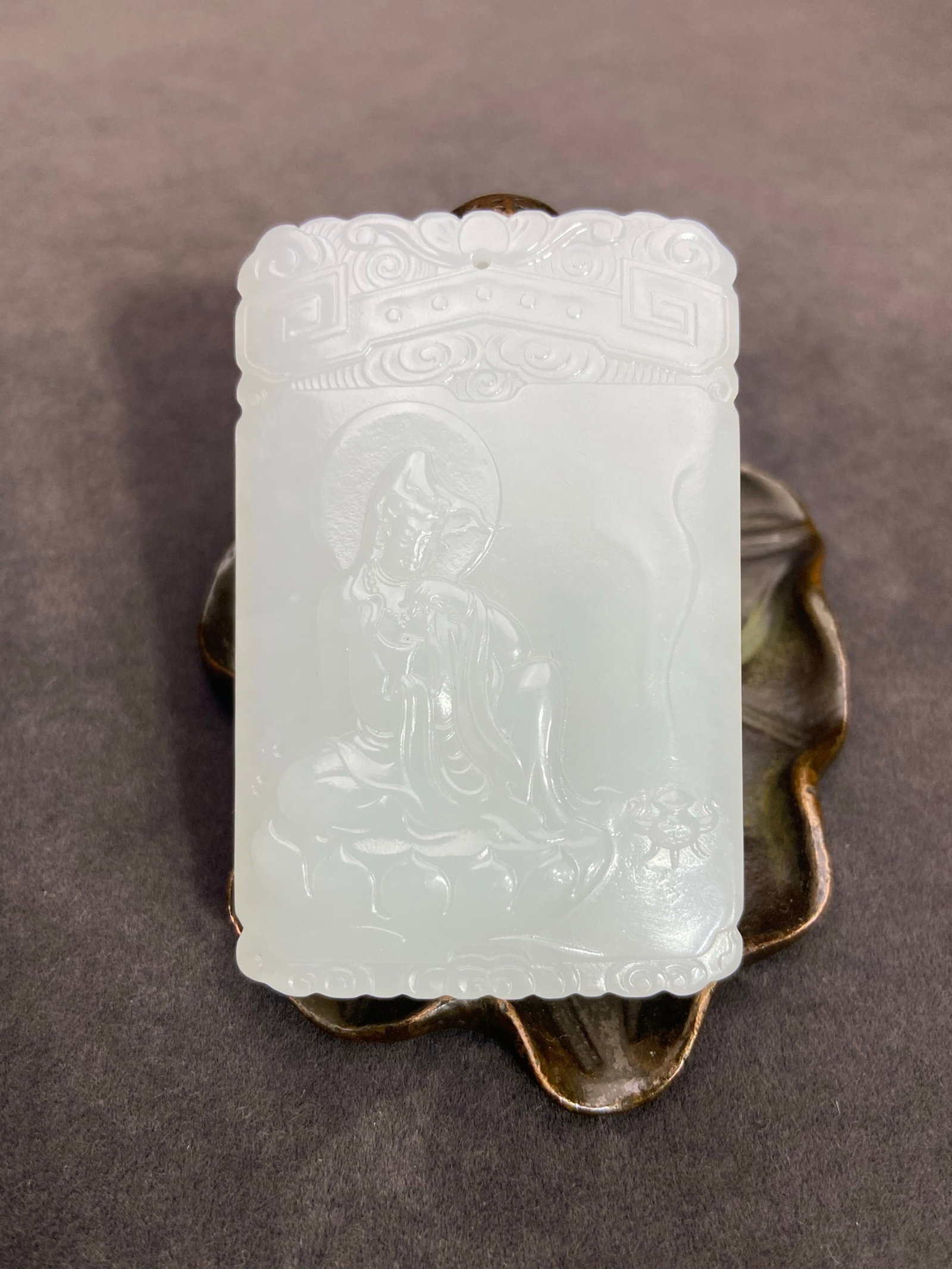 An Exquisite White Jade Statue of Avalokitesvara Pattern Pendant: An Exquisite White Jade Statue of Avalokitesvara Pattern Pendant,Qing Dynasty,China,Size:60mmx40mmx8mm,Weight:43g 白玉观音像纹挂件,中国ę