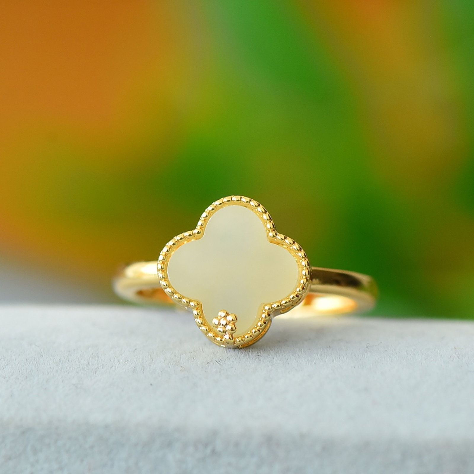 An Exquisite Bronze-Gold Plated Inlaid White Jade Ring: An Exquisite Bronze-Gold Plated Inlaid White Jade Ring,Size:10mmx10mm 铜镀金镶白玉戒指