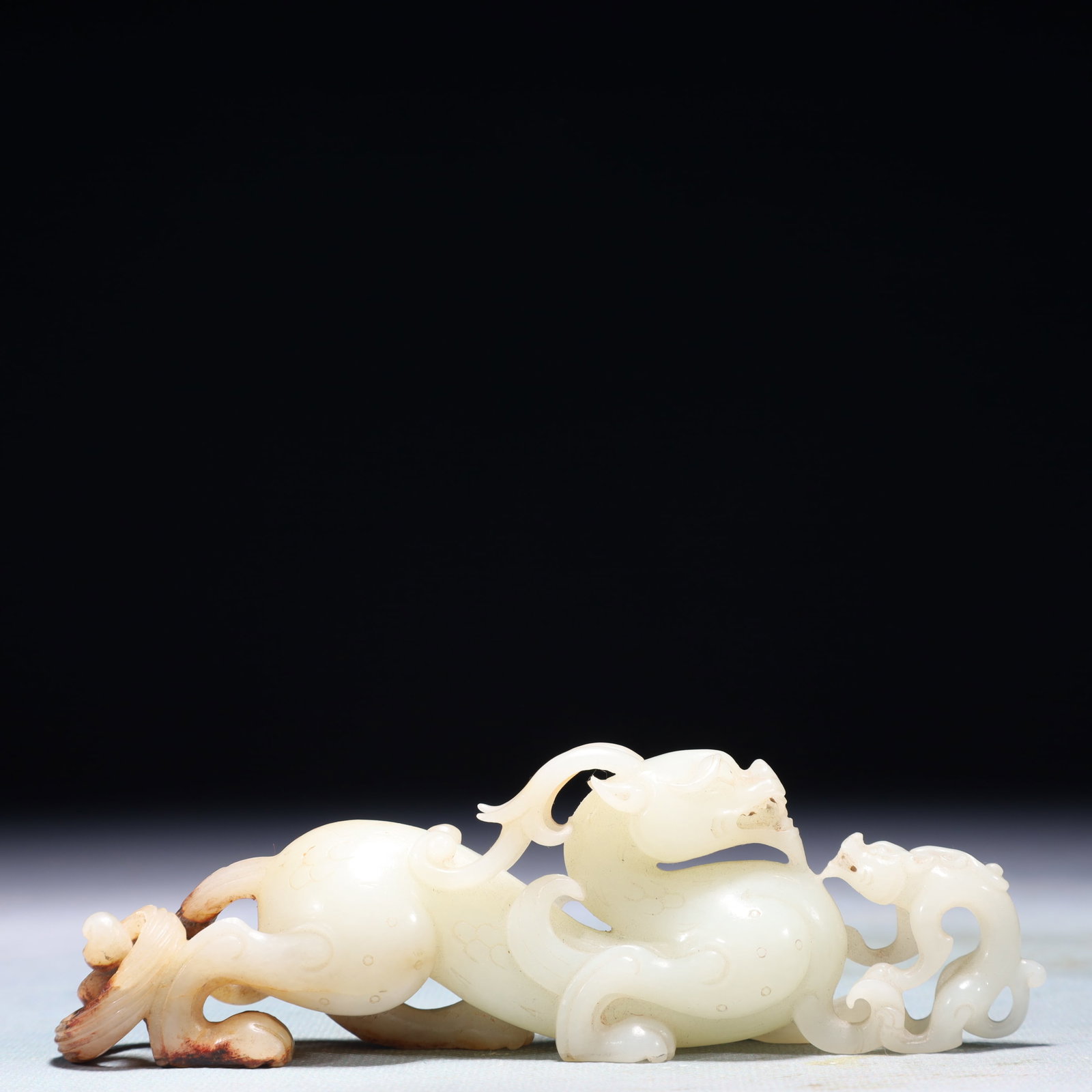 An Exquisite White Jade Beast Ornament: An Exquisite White Jade Beast Ornament,Qing Dynasty,China,Size:5.5inx1inx1.8in,Weight:163.2g 白玉兽摆件,中国清代