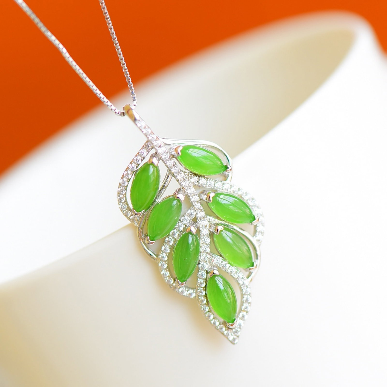 An Exquisite Sterling Silver Inlaid Jasper Necklace,Inlaid Diamond: An Exquisite Sterling Silver Inlaid Jasper Necklace,Inlaid Diamond,Size:4mmx8mm 纯银镶碧玉项链,