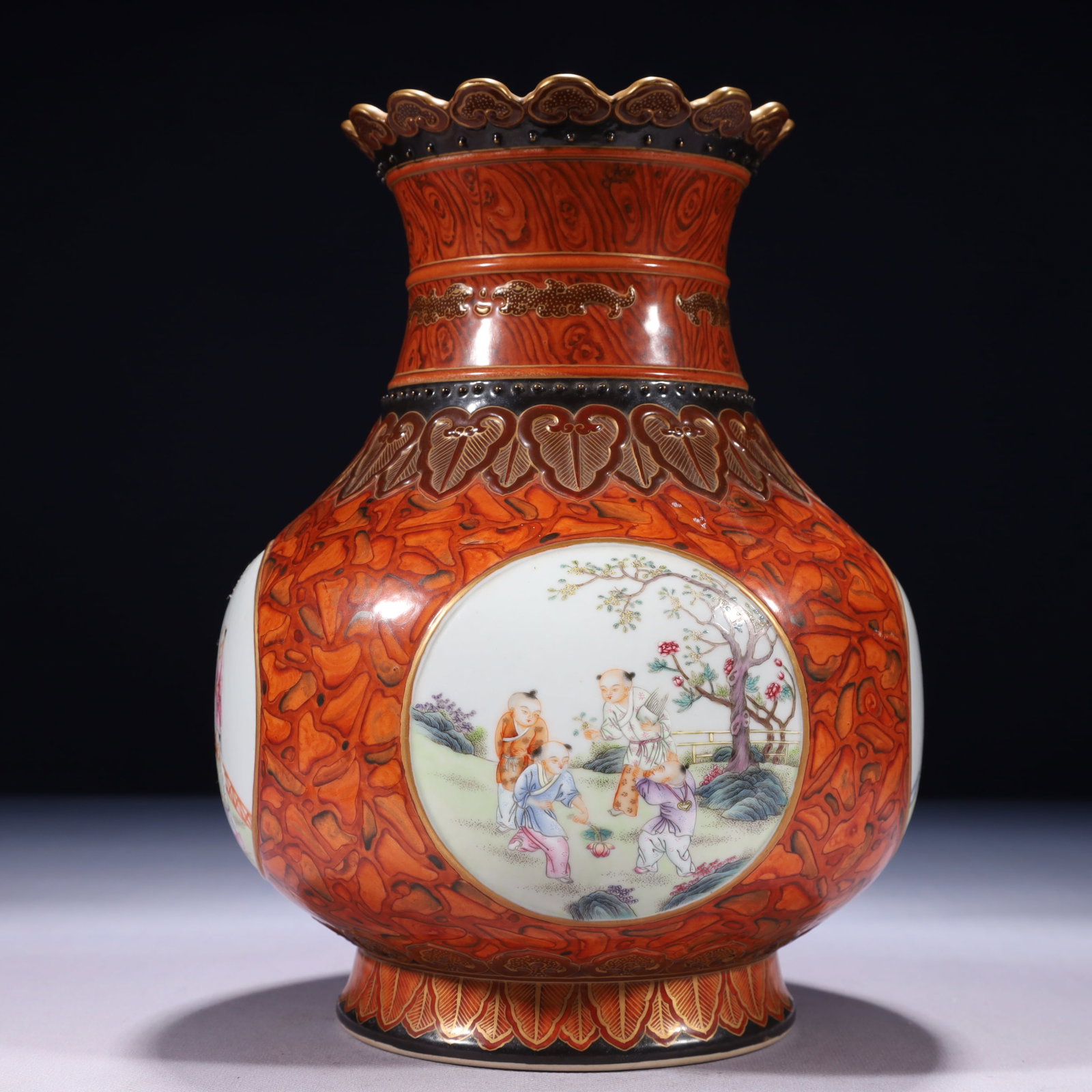 An Exquisite Imitation Wood Grain Glazed Famille-Rose Painted Gold Character and Story Pattern Vase: An Exquisite Imitation Wood Grain Glazed Famille-Rose Painted Gold Character and Story Pattern Vase 木纹釉粉彩描金人物故事纹