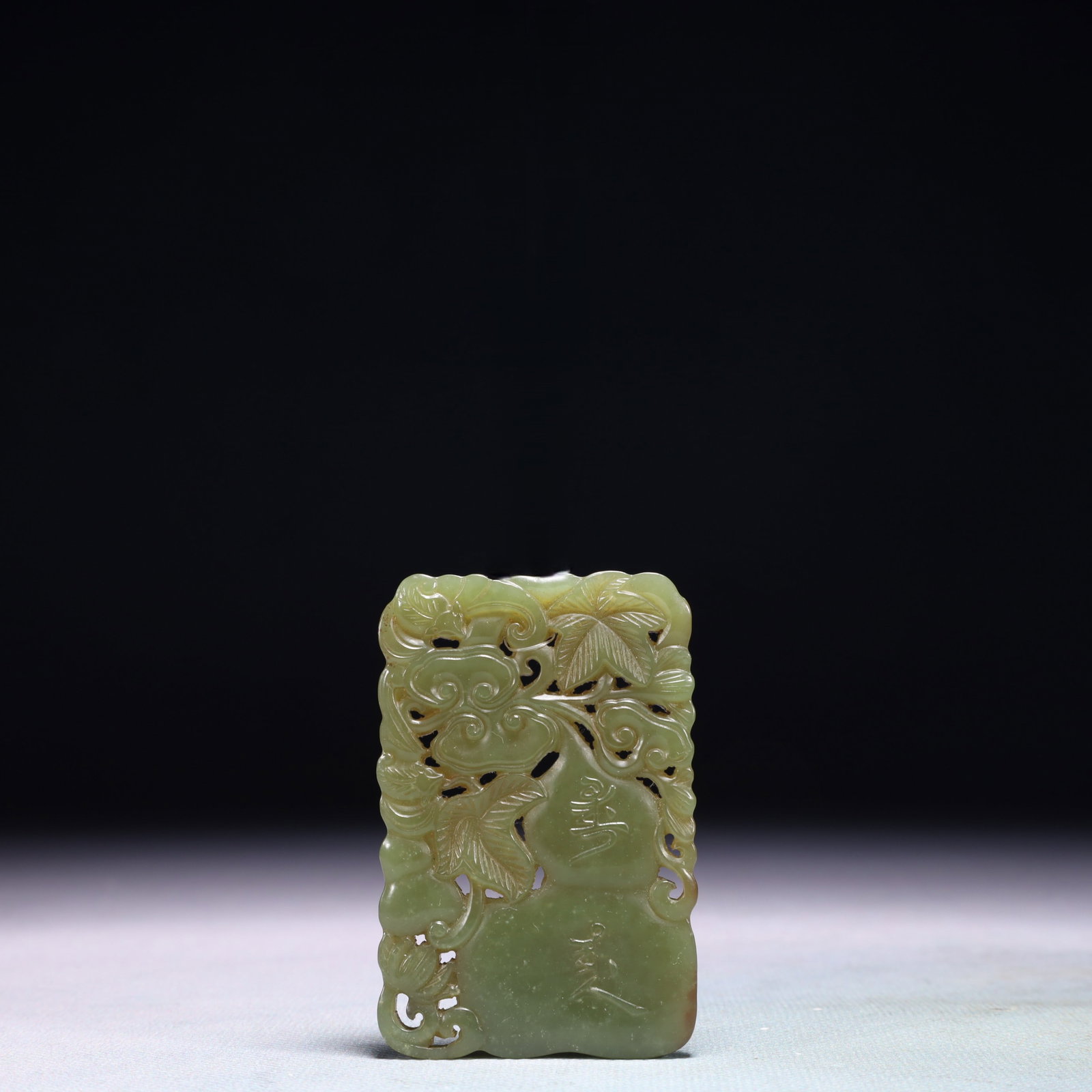 An Exquisite Jasper Flower Pattern Pendant: An Exquisite Jasper Flower Pattern Pendant,Qing Dynasty,China,Size:1.7inx2.6in,Weight:38g 碧玉花卉纹佩,中国清代