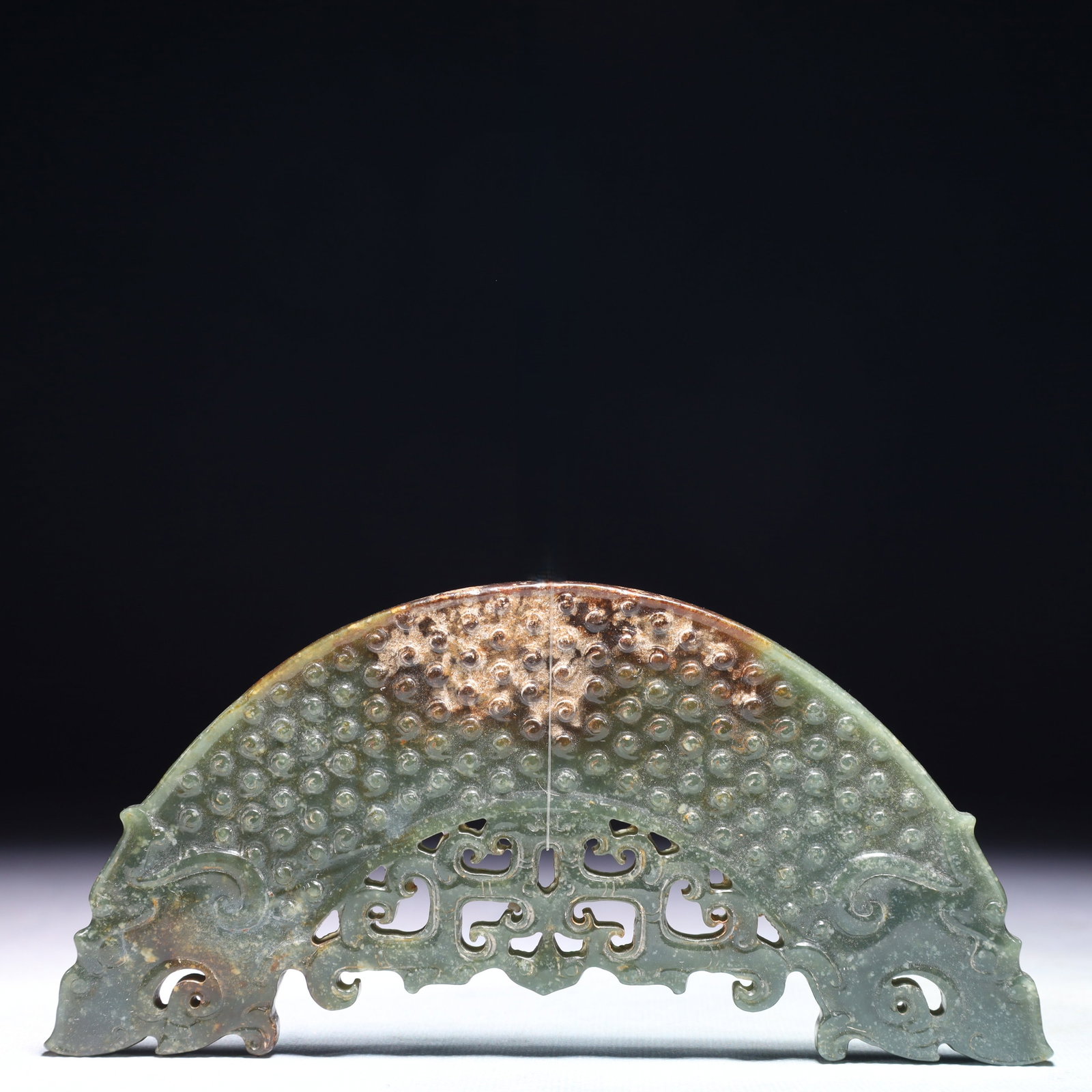 An Exquisite Jasper Dragon Pattern Ornament: An Exquisite Jasper Dragon Pattern Ornament,Qing Dynasty,China,Size:6.5inx2.8in,Weight:143.1g 碧玉龙纹摆件,中国清代