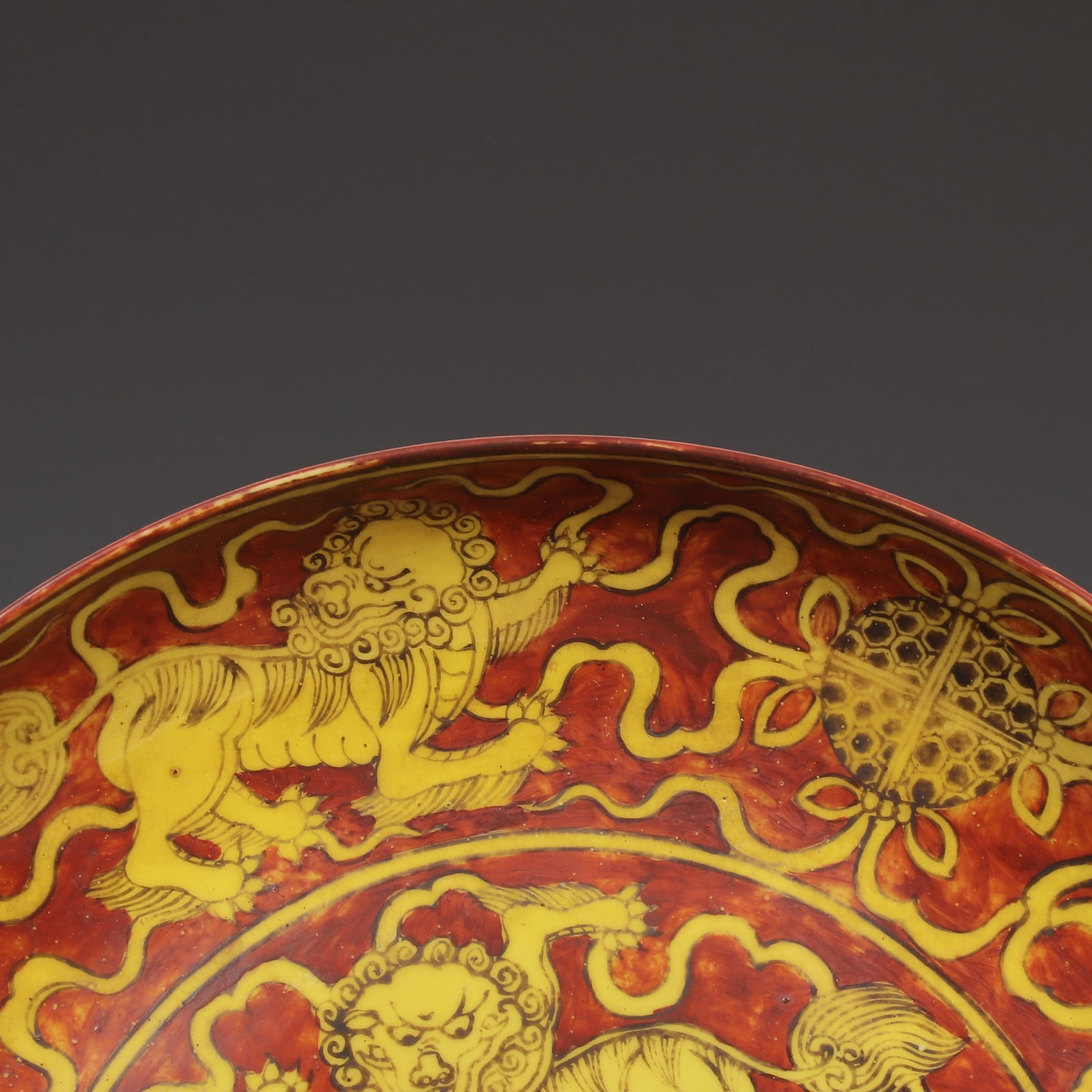 An Exquisite Red Ground Yellow Glazed Lion Pattern Plate - 2