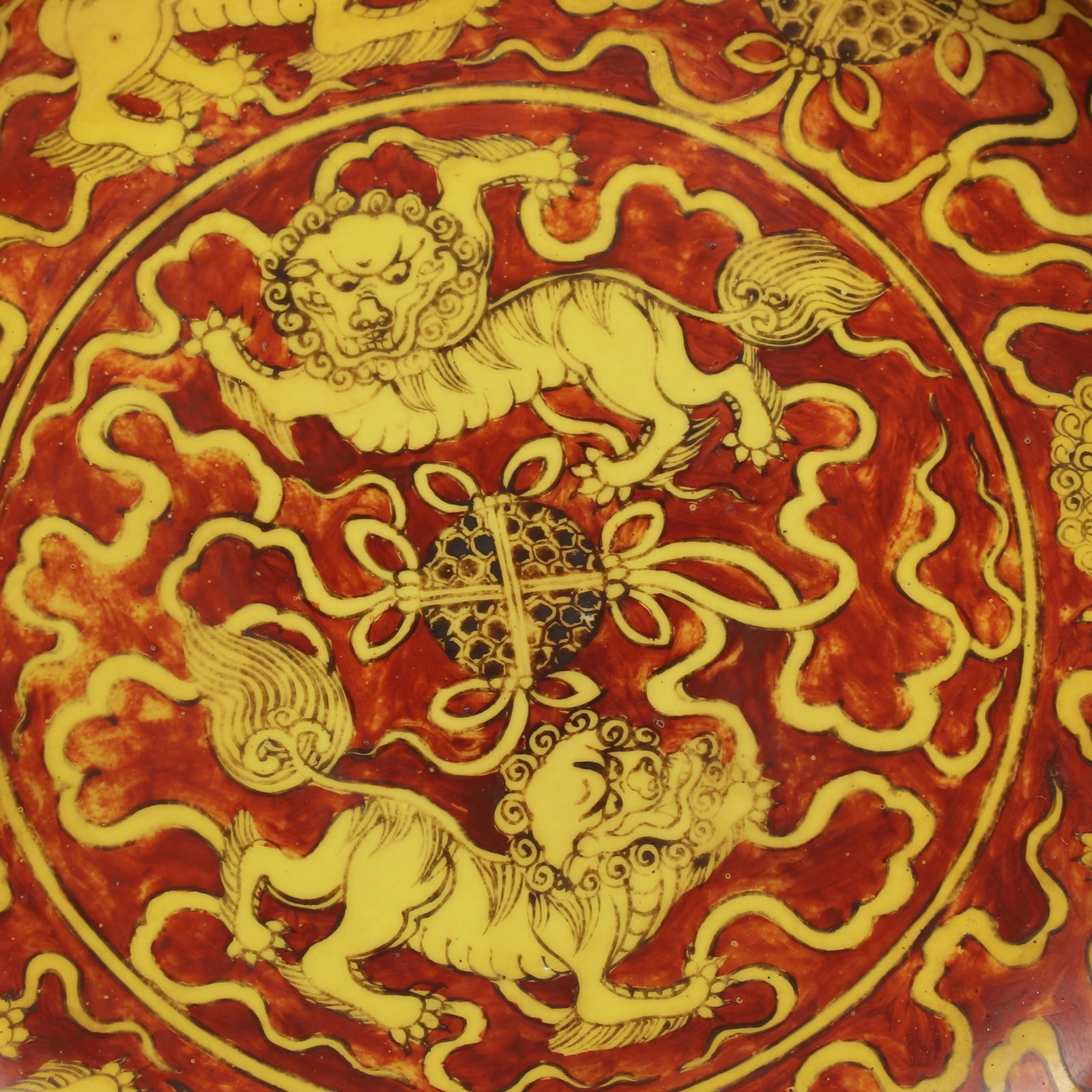 An Exquisite Red Ground Yellow Glazed Lion Pattern Plate - 3