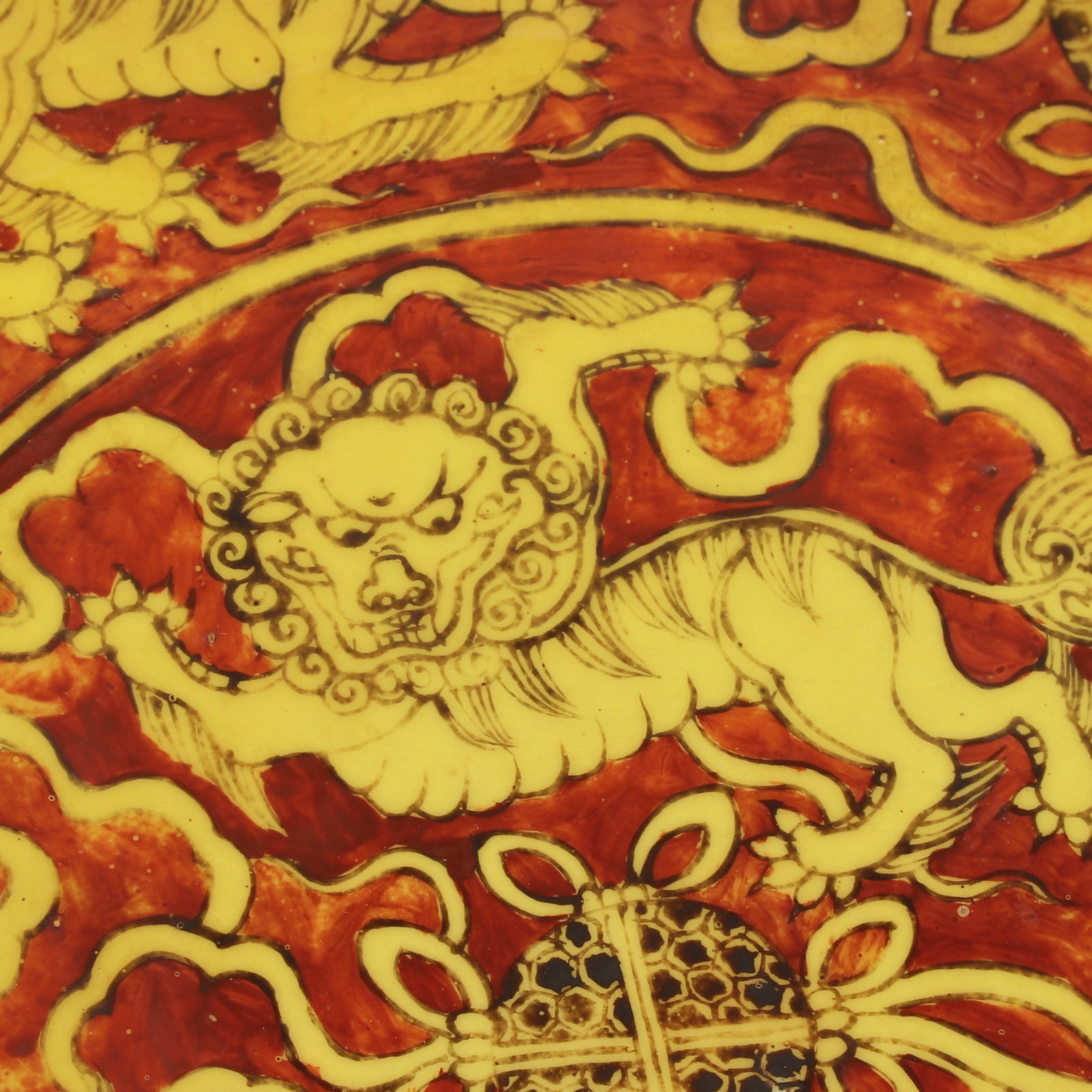 An Exquisite Red Ground Yellow Glazed Lion Pattern Plate - 4