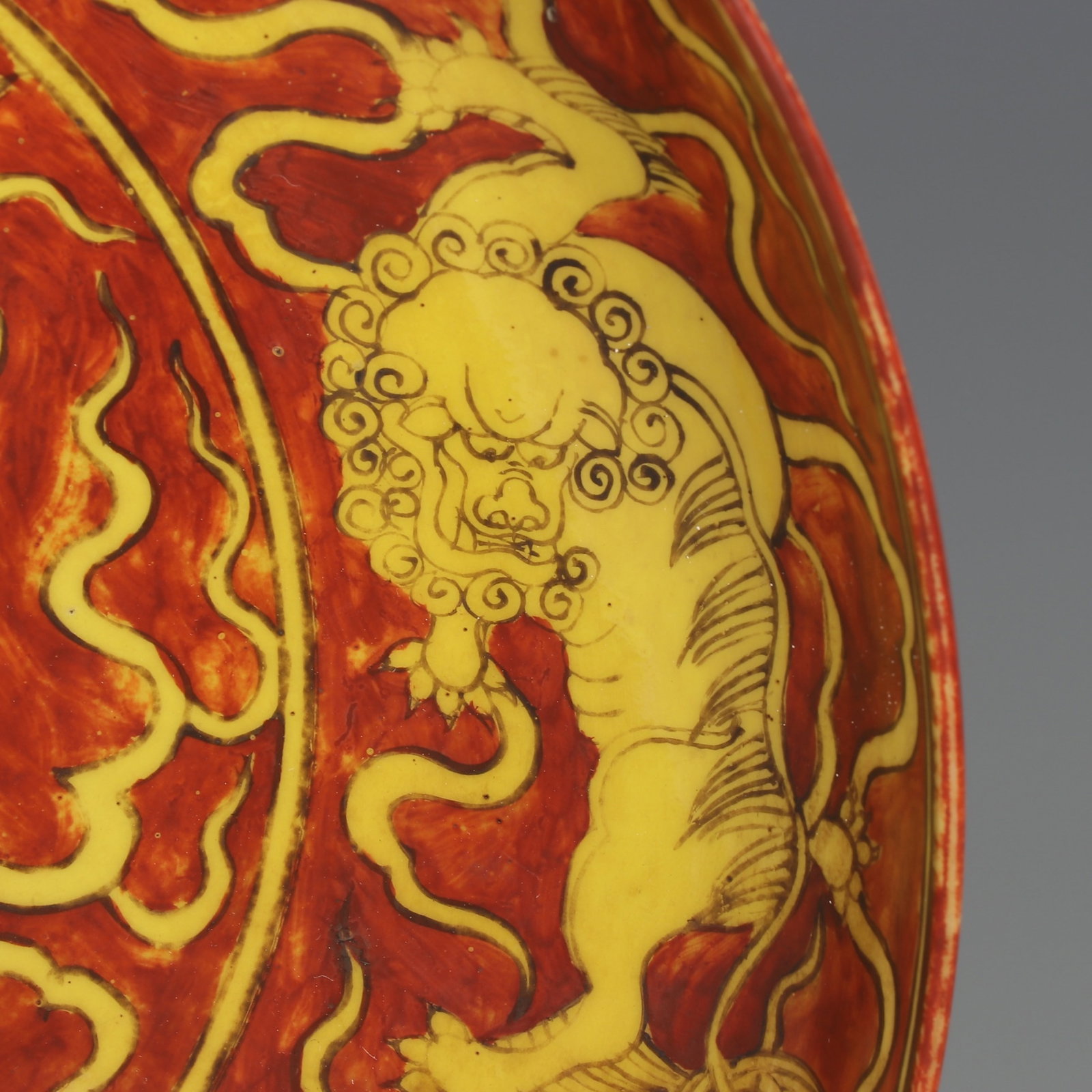 An Exquisite Red Ground Yellow Glazed Lion Pattern Plate - 6