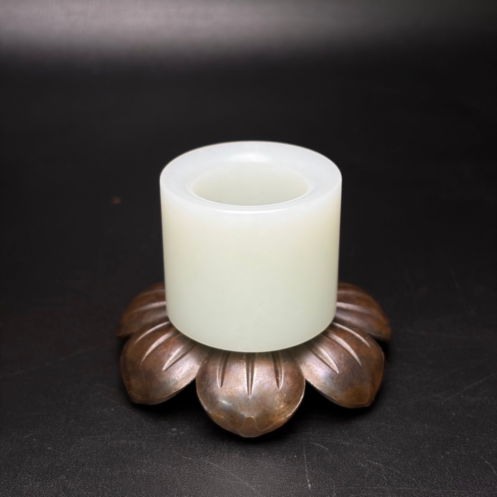 An Exquisite White Jade Fingerstall: An Exquisite White Jade Fingerstall,Qing Dynasty,China,Size:0.9inx1.4in,Weight:57g 白玉扳指,中国清代