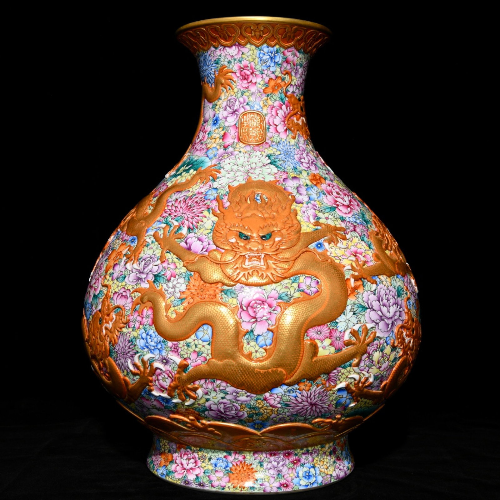 A Huge Famille-Rose Iron-Red Painted Gold Flower and Dragon Pattern Vase: A Huge Famille-Rose Iron-Red Painted Gold Flower and Dragon Pattern Vase,Qing Dynasty,China,Qianlong Six-character Mark,Size:20.1inx16.5in 粉彩矾红描金花Õ