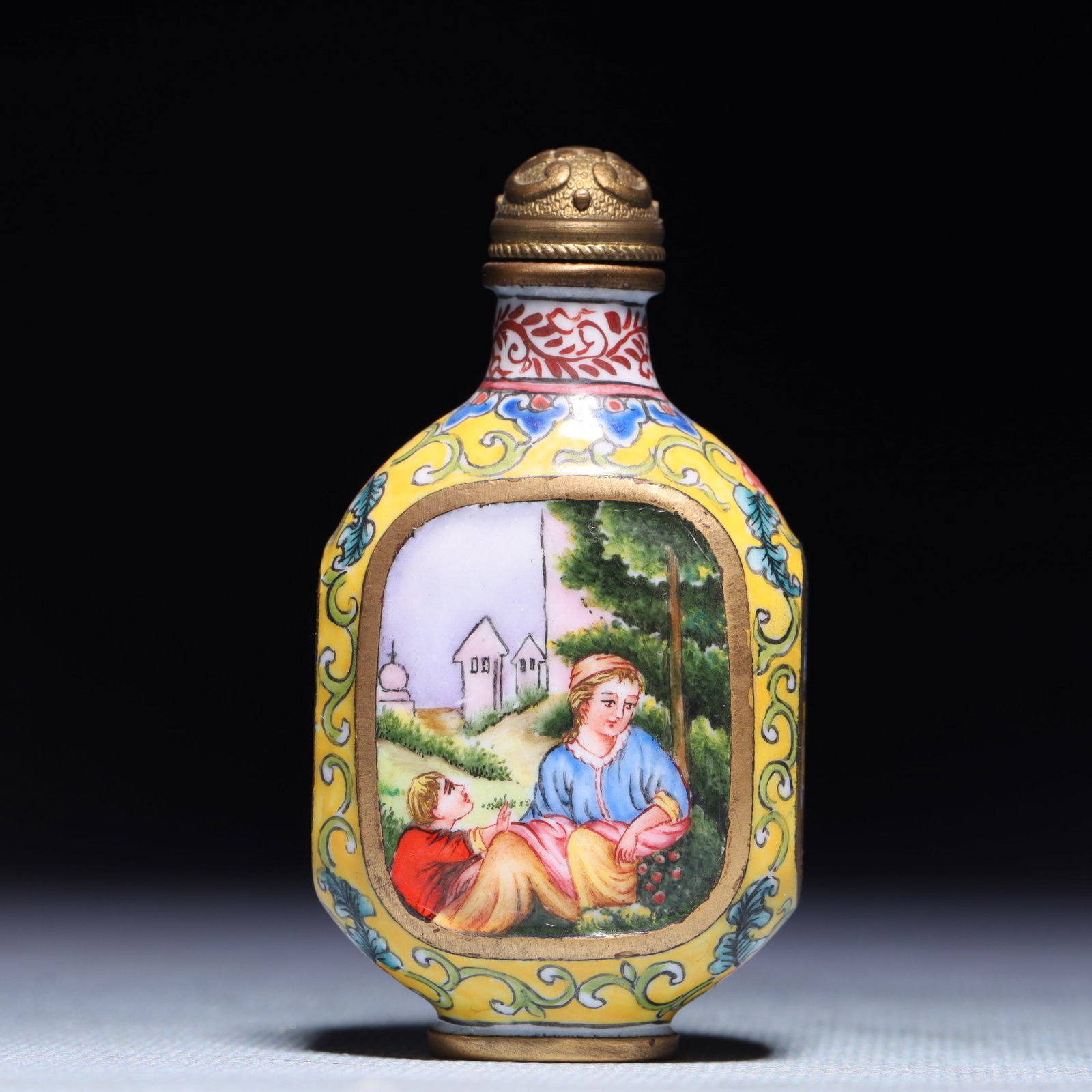 An Exquisite Painted Enamel Figure Pattern Snuff Bottle: An Exquisite Painted Enamel Figure Pattern Snuff Bottle,Qing Dynasty,China,Qianlong Four-character Mark,Size:1.4inx1inx2.8in,Weight:21.9g 画珐琅人物纹鼻୉