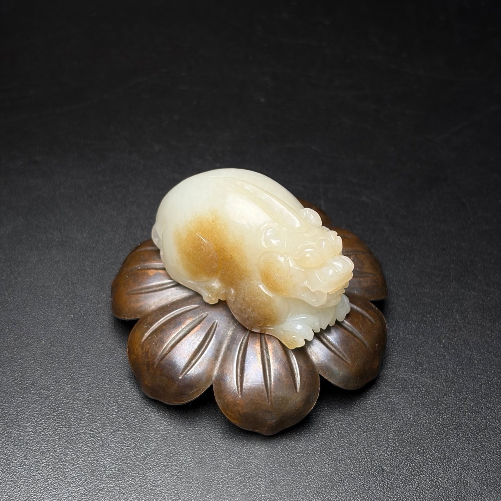 An Exquisite White Jade Auspicious Beast Pendant: An Exquisite White Jade Auspicious Beast Pendant,Qing Dynasty,China,Size:1.8inx1inx0.9in,Weight:45g 白玉瑞兽挂件,中国清代