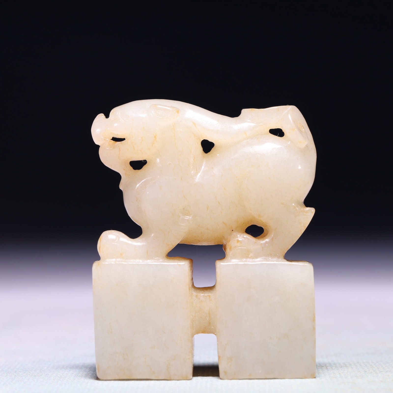 An Exquisite White Jade Beast Seal: An Exquisite White Jade Beast Seal,Qing Dynasty,China,Size:2inx0.8inx2.4in,Weight:127.7g 白玉兽印章,中国清代