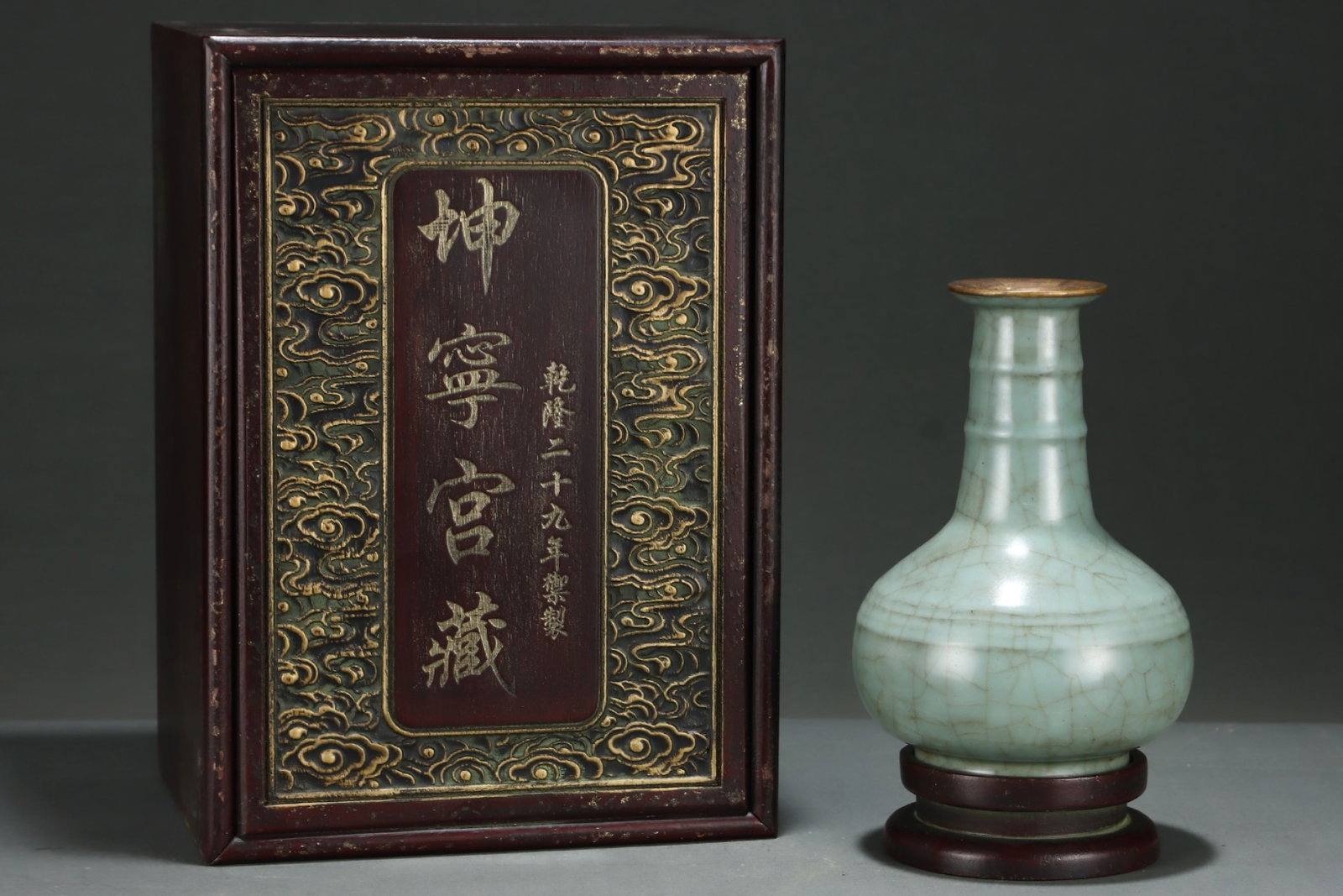 An Exquisite Guan yao Cover with Gold Vase,with an Imperial Poem by Emperor Qianlong: An Exquisite Guan yao Cover with Gold Vase,with an Imperial Poem by Emperor Qianlong,Song Dynasty,China,Size:8.3inx5.6in