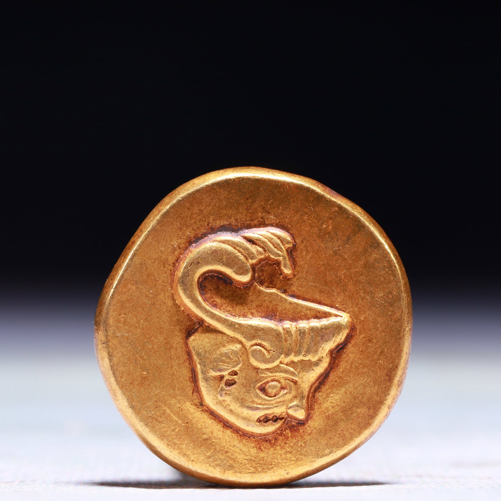 An Exquisite Gilt Bronze Cash Coin: An Exquisite Gilt Bronze Cash Coin,Shang Dynasty,China,Size:1.2in,Weight:30.7g 铜鎏金钱币,中国商代