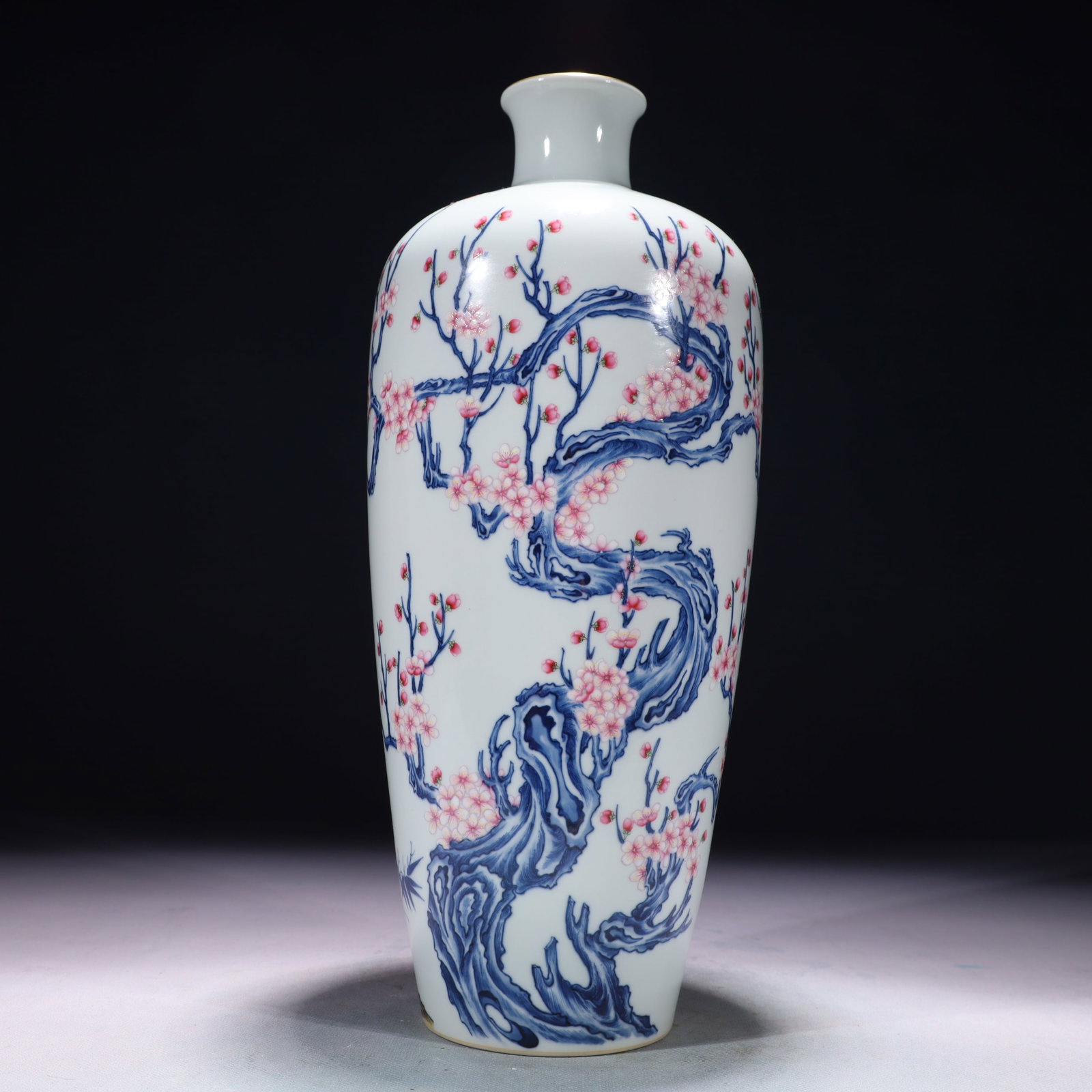 An Exquisite Famille-Rose Painted Gold Flower Pattern Vase: An Exquisite Famille-Rose Painted Gold Flower Pattern Vase,Qing Dynasty,China,Yongzheng Six-character Mark,Size:5.5inx14.2in,Weight:1650g