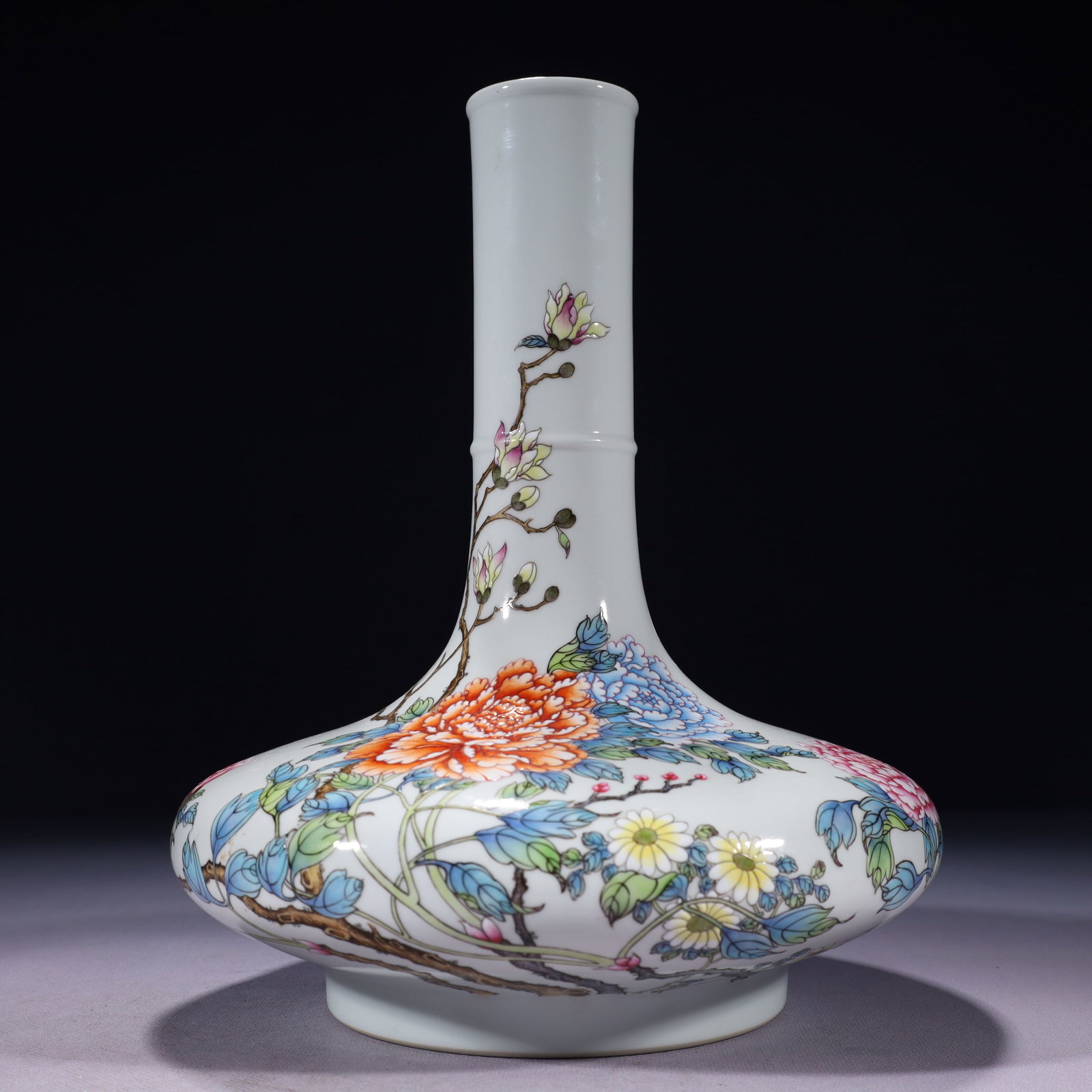 An Exquisite Famille-Rose Flower Pattern Vase (1 of 10)
