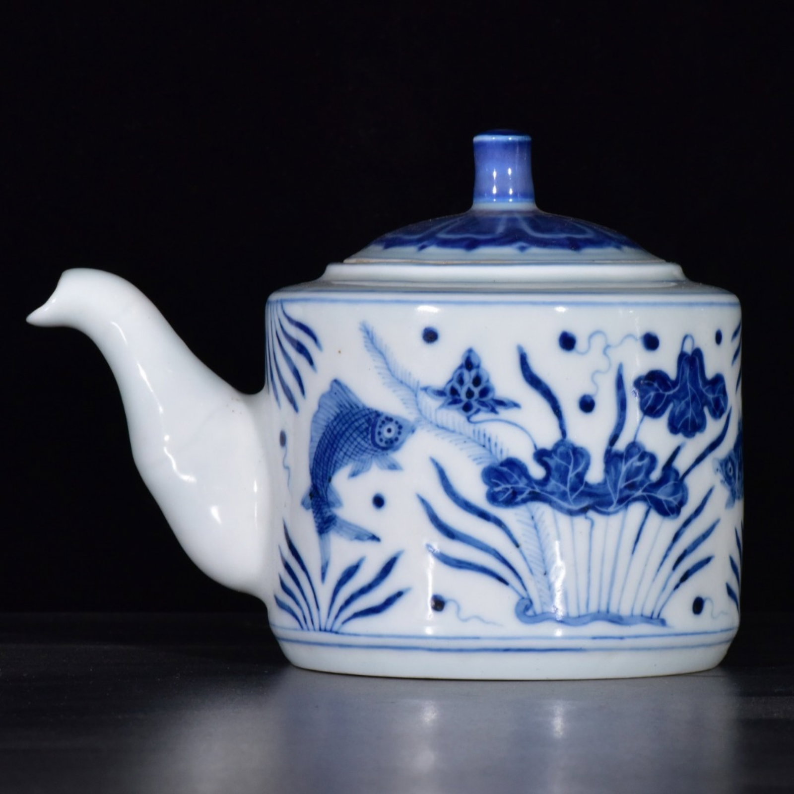 An Exquisite Blue and White Hornwort Pattern Teapot (1 of 9)