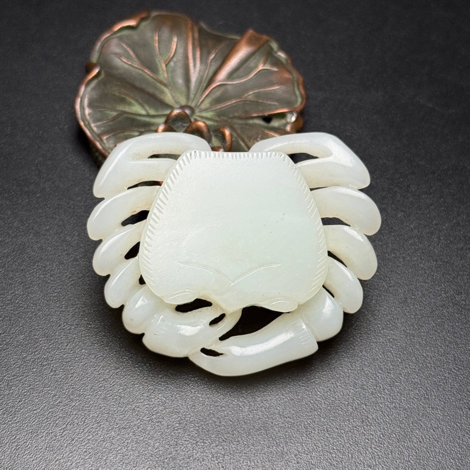 An Exquisite White Jade Crab Ornament: An Exquisite White Jade Crab Ornament,Qing Dynasty,China,Size:2.1inx1.8inx0.6in,Weight:47g 白玉螃蟹摆件,中国清代