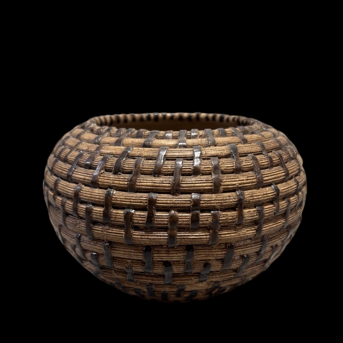 An Exquisite Biomimetic porcelain Water Pot: An Exquisite Biomimetic porcelain Water Pot,Qing Dynasty,China,Size:4.7inx5.1in
