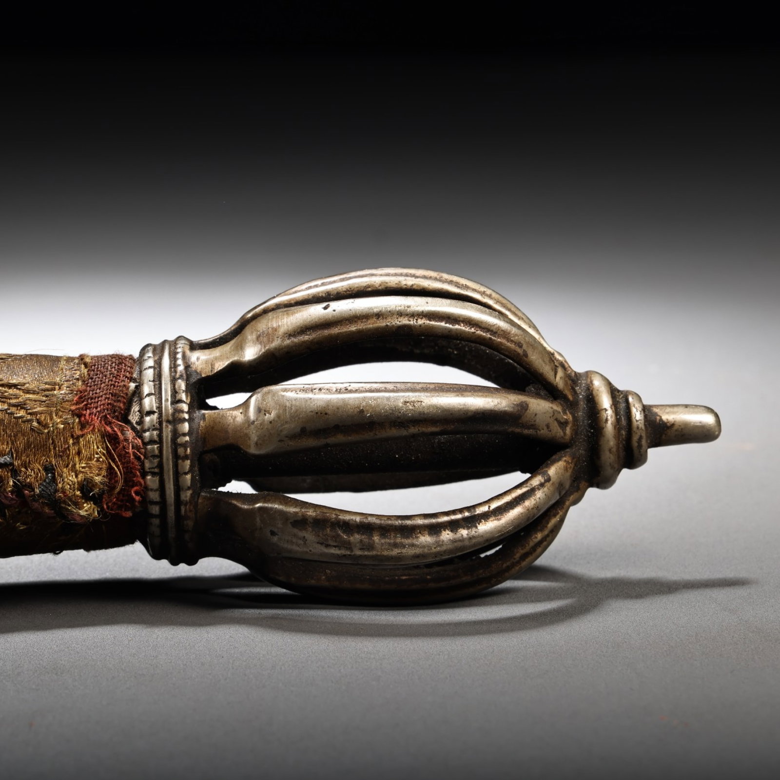 An Exquisite Bronze Ritual Implement - 2