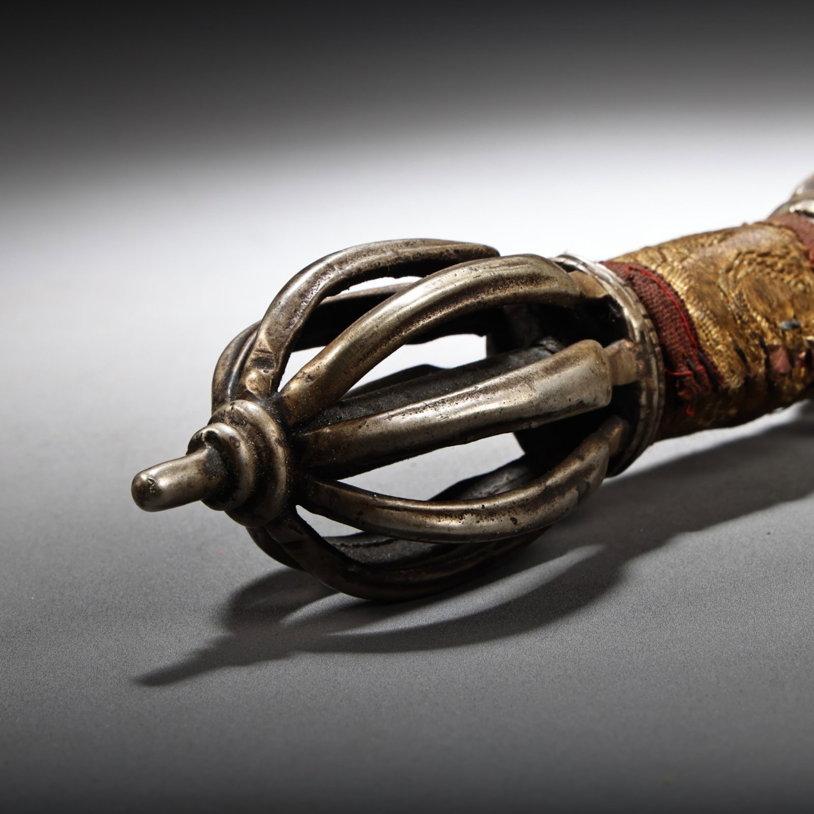An Exquisite Bronze Ritual Implement - 4