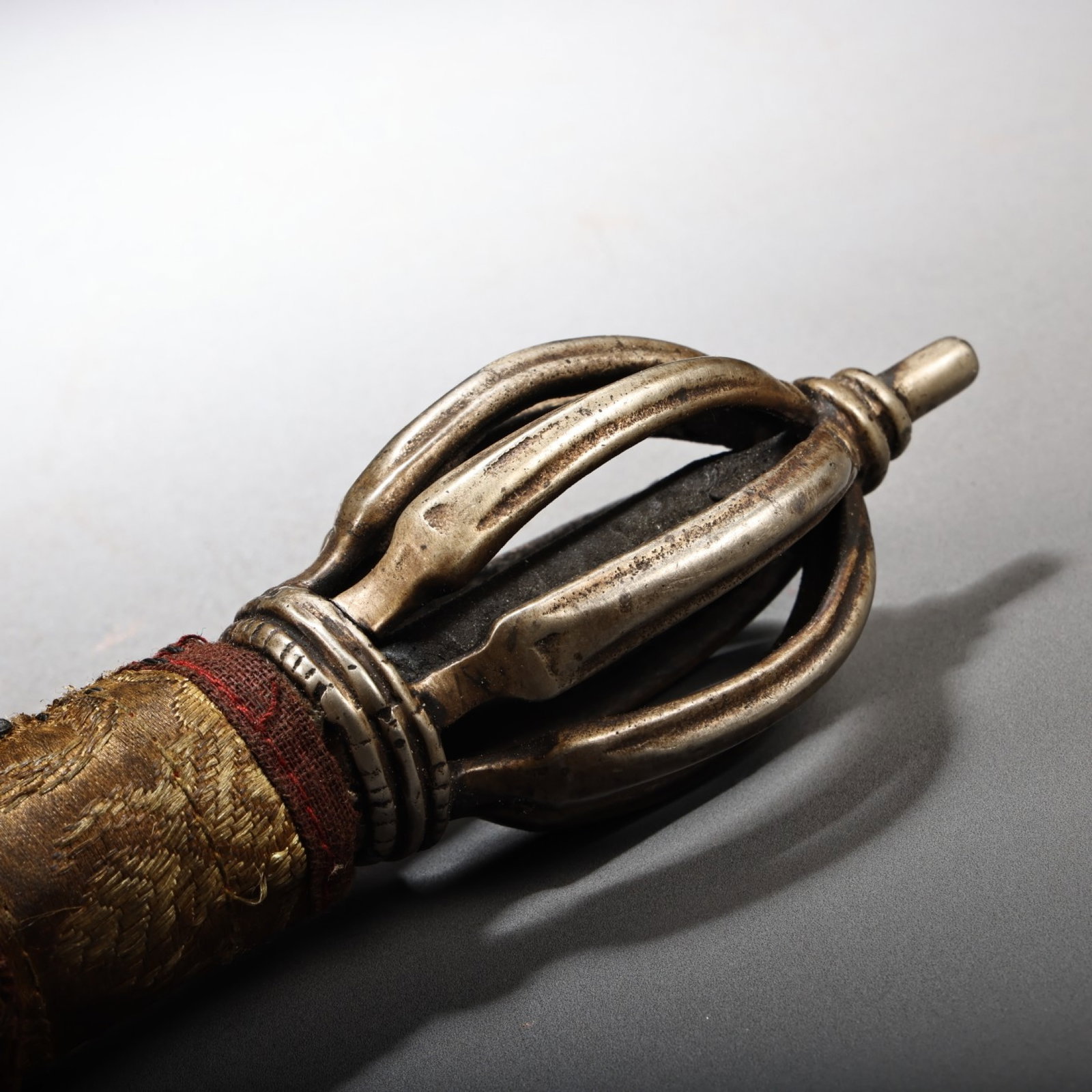 An Exquisite Bronze Ritual Implement - 6