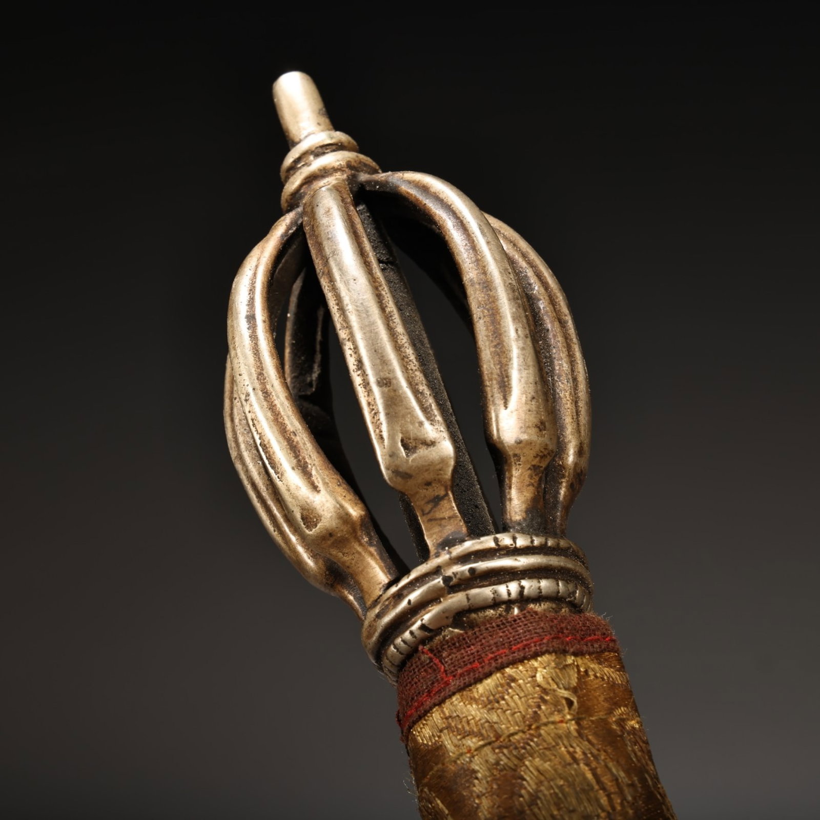 An Exquisite Bronze Ritual Implement - 8