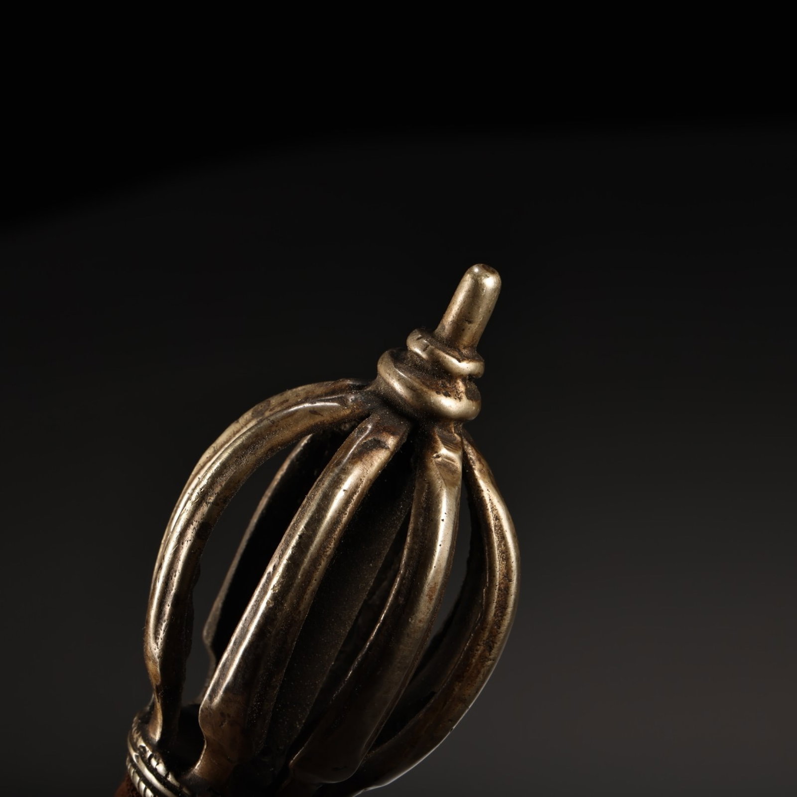 An Exquisite Bronze Ritual Implement - 9