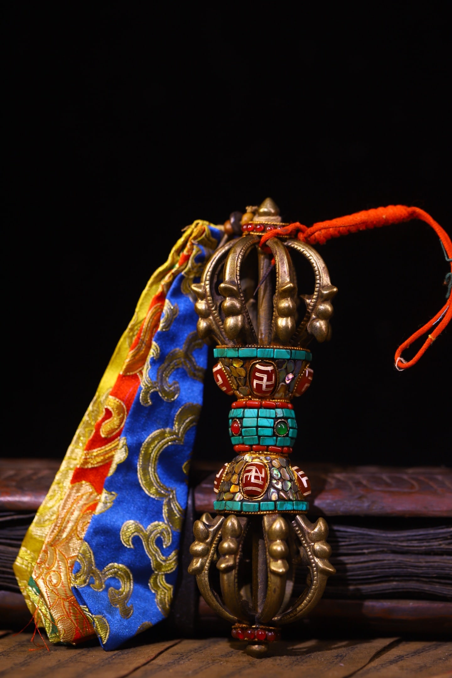 An Exquisite Bronze Inlaid Dzi Bead and Gems Vajra: An Exquisite Bronze Inlaid Dzi Bead and Gems Vajra,Qing Dynasty,China,Size:7.5inx2.4in,Weight:600g 铜嵌天珠和宝石金刚杵,中国