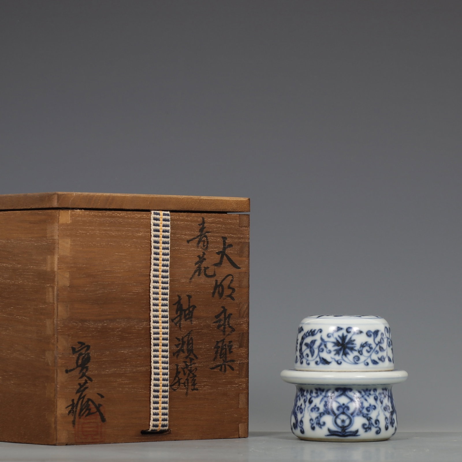 An Exquisite Blue and White Lotus Pattern Jar with Cover: An Exquisite Blue and White Lotus Pattern Jar with Cover,Ming Dynasty,China,Size:2.8inx3in 青花缠枝莲纹盖罐,中国明代