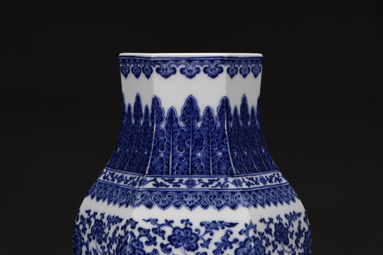 A Rare Blue and White Lotus Pattern Vase - 2