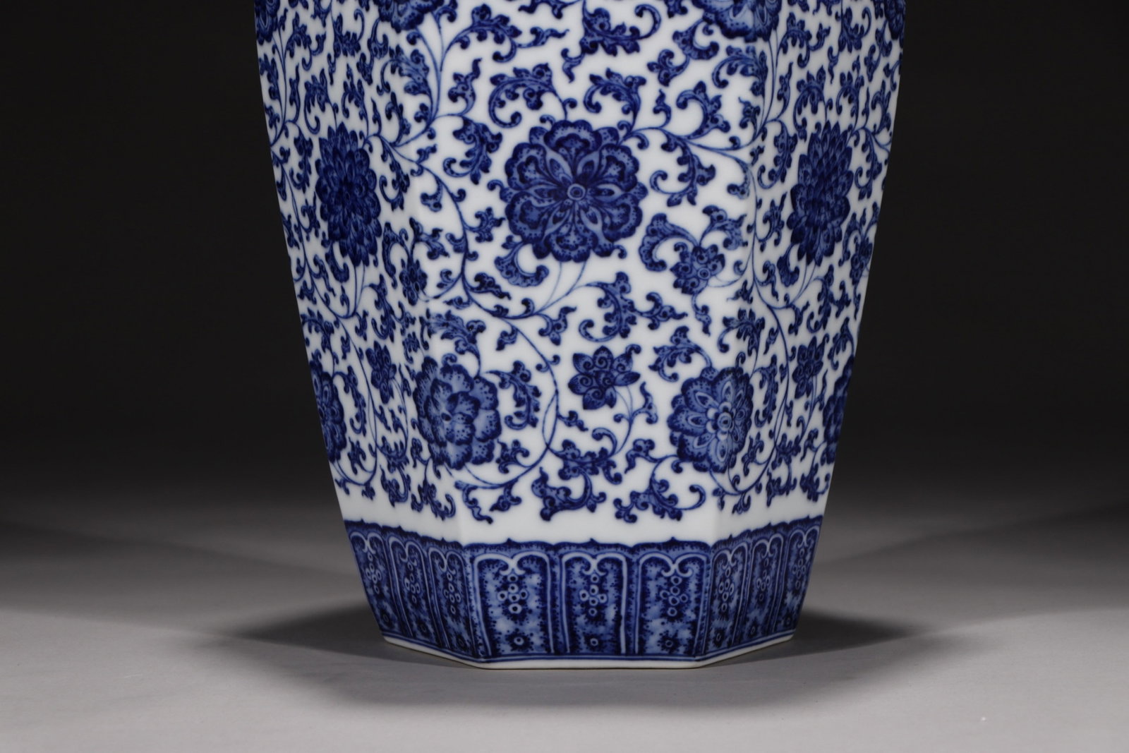 A Rare Blue and White Lotus Pattern Vase - 3
