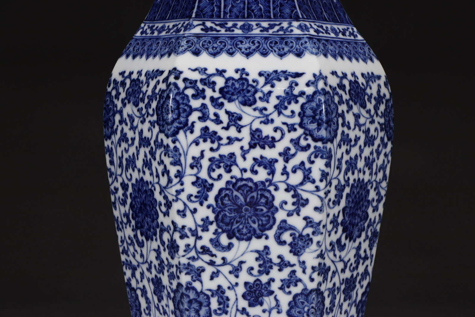 A Rare Blue and White Lotus Pattern Vase - 4