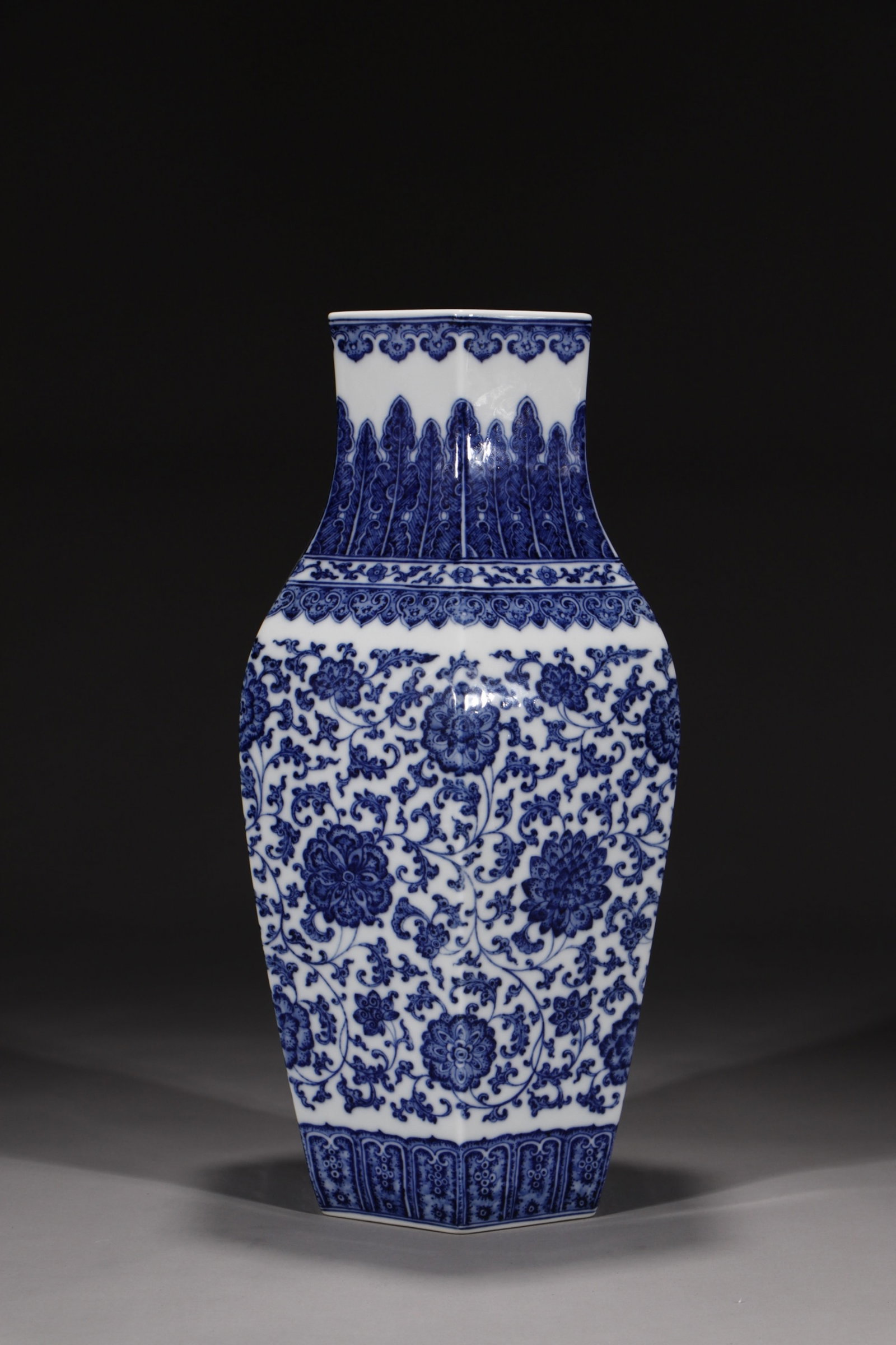 A Rare Blue and White Lotus Pattern Vase - 5