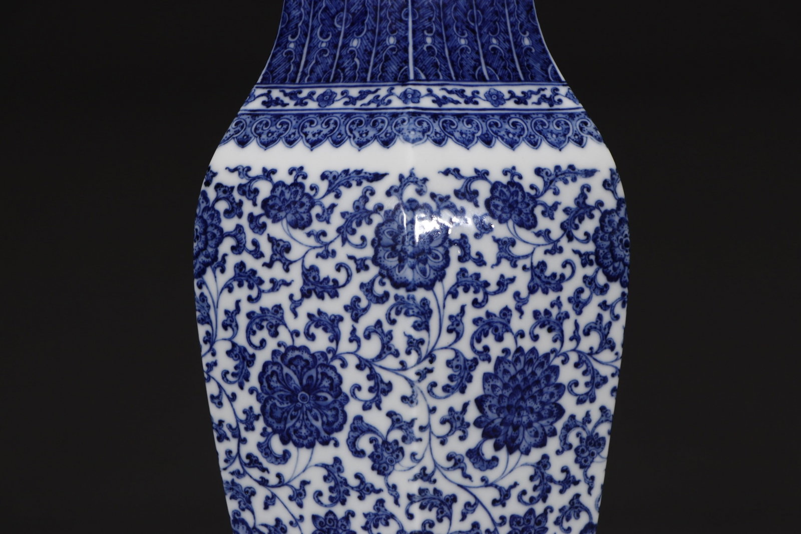 A Rare Blue and White Lotus Pattern Vase - 6