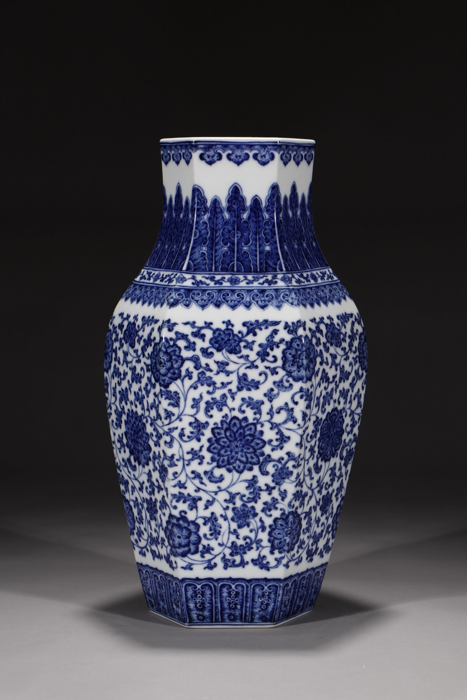 A Rare Blue and White Lotus Pattern Vase - 7