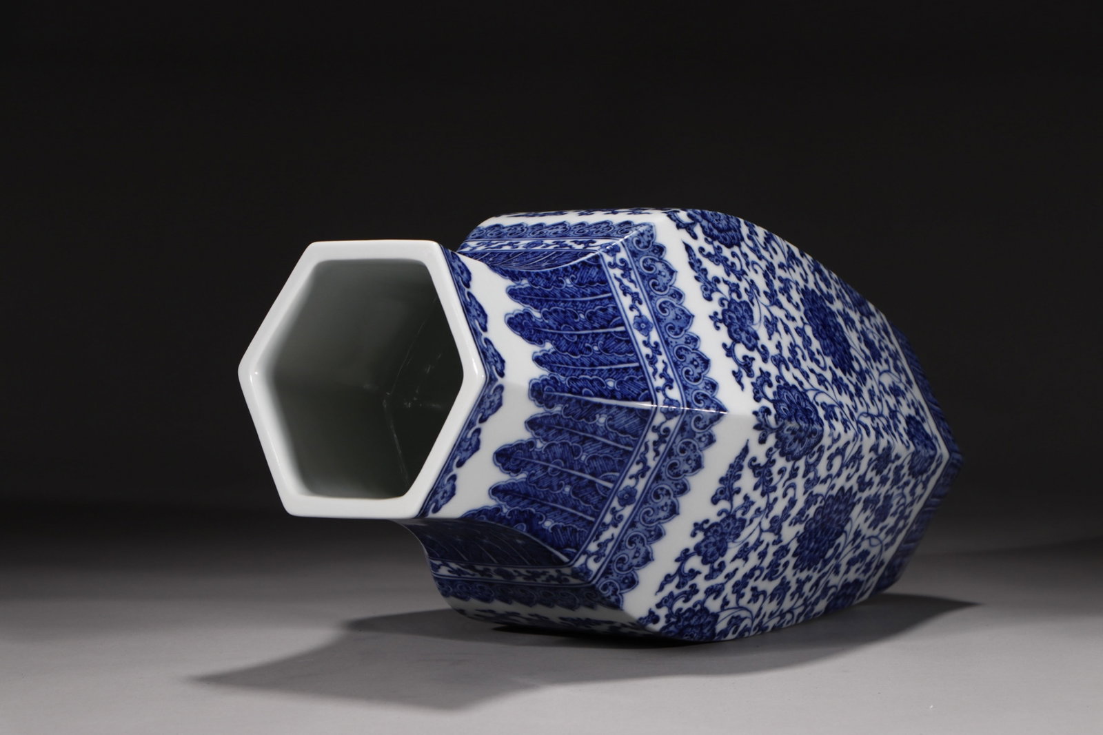 A Rare Blue and White Lotus Pattern Vase - 8