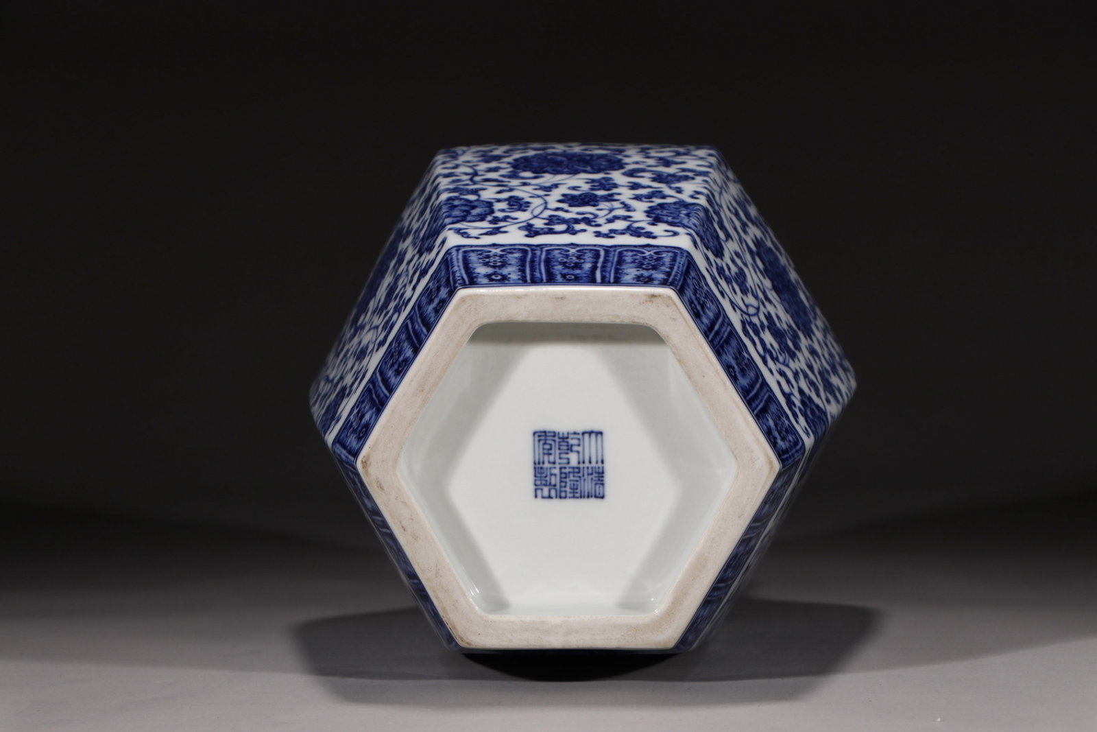 A Rare Blue and White Lotus Pattern Vase - 9