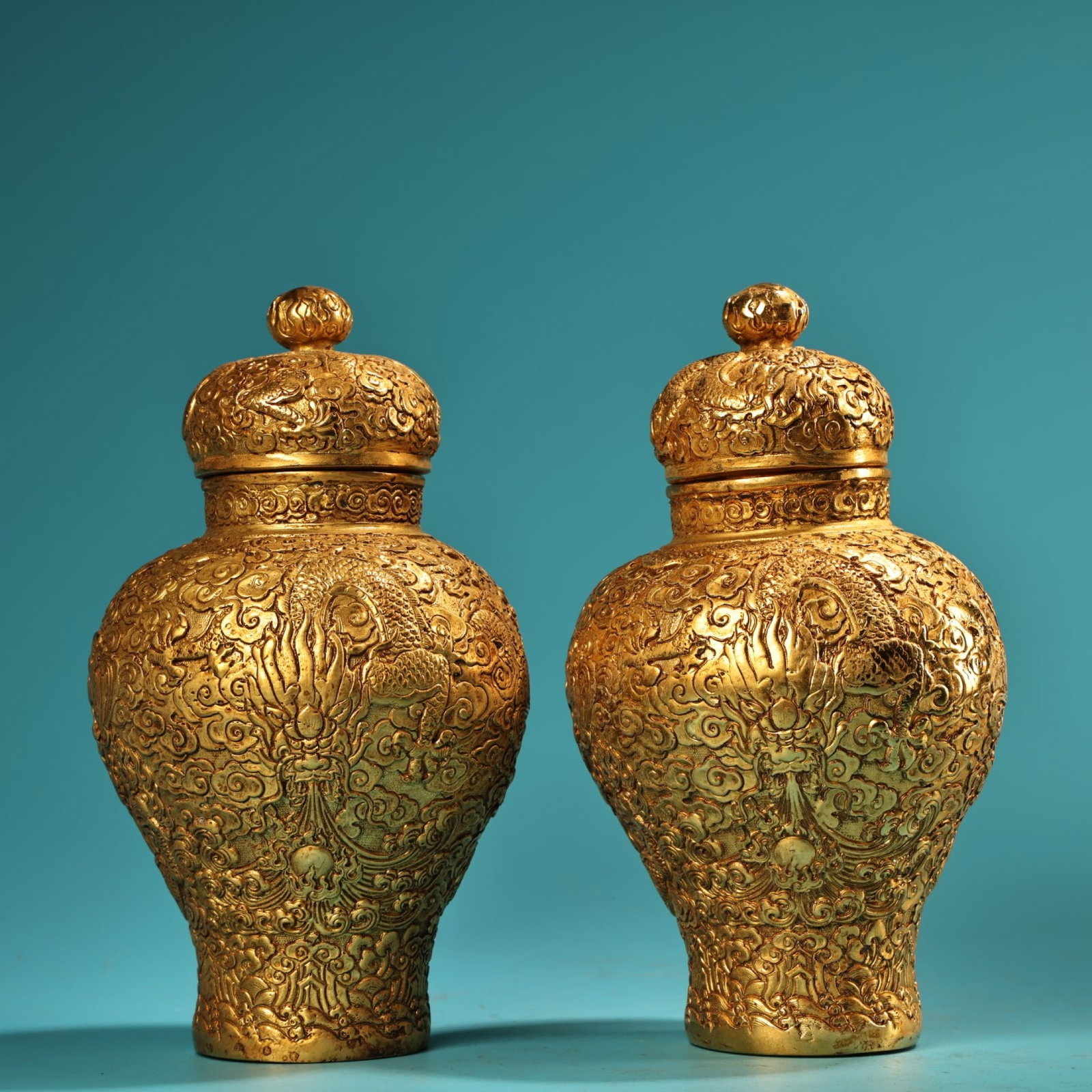 A Pair of Exquisite Gilt Bronze Auspicious Cloud and Dragon Pattern Jars with Cover: A Pair of Exquisite Gilt Bronze Auspicious Cloud and Dragon Pattern Jars with Cover,Qing Dynasty,China,Qianlong Four-character Mark,Size:7.1inx3.9in,Weight:1800g 一对铜鎏ດ