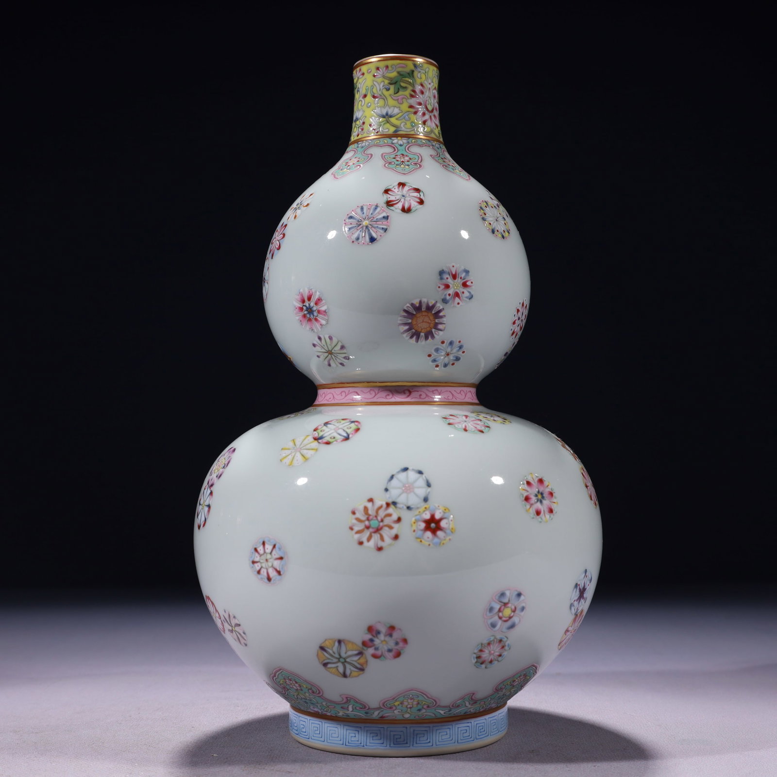An Exquisite Famille-Rose Painted Gold Flower Pattern Gourd-Shaped Vase: An Exquisite Famille-Rose Painted Gold Flower Pattern Gourd-Shaped Vase,Qing Dynasty,China,Qianlong Six-character Mark,Size:5.5inx10.6in,Weight:1150g 粉彩描金花卉&#