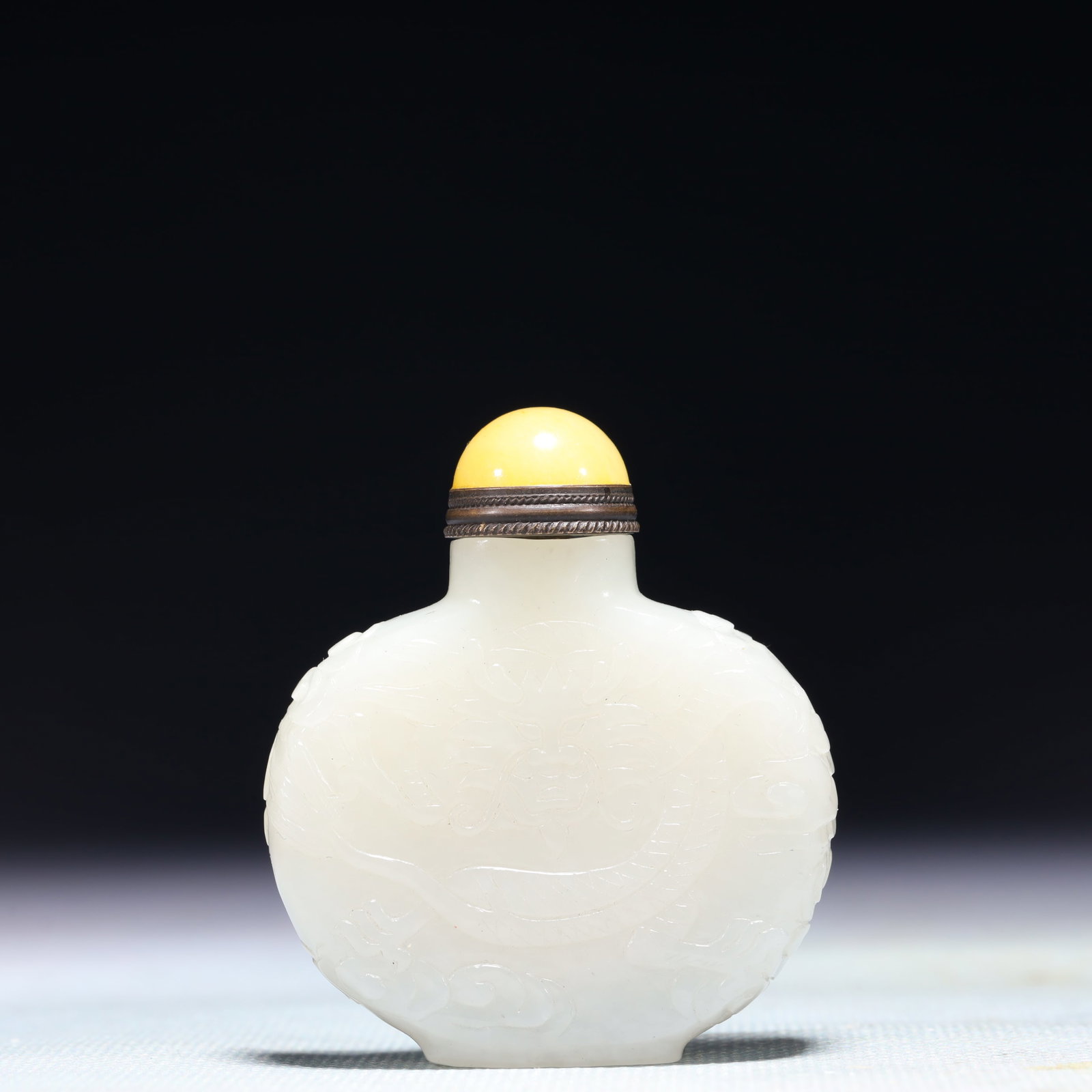 An Exquisite White Jade Auspicious Cloud and Dragon Pattern Snuff Bottle: An Exquisite White Jade Auspicious Cloud and Dragon Pattern Snuff Bottle,Qing Dynasty,China,Size:2inx0.6inx2.2in,Weight:71.8g 白玉祥云龙纹鼻烟壶,&