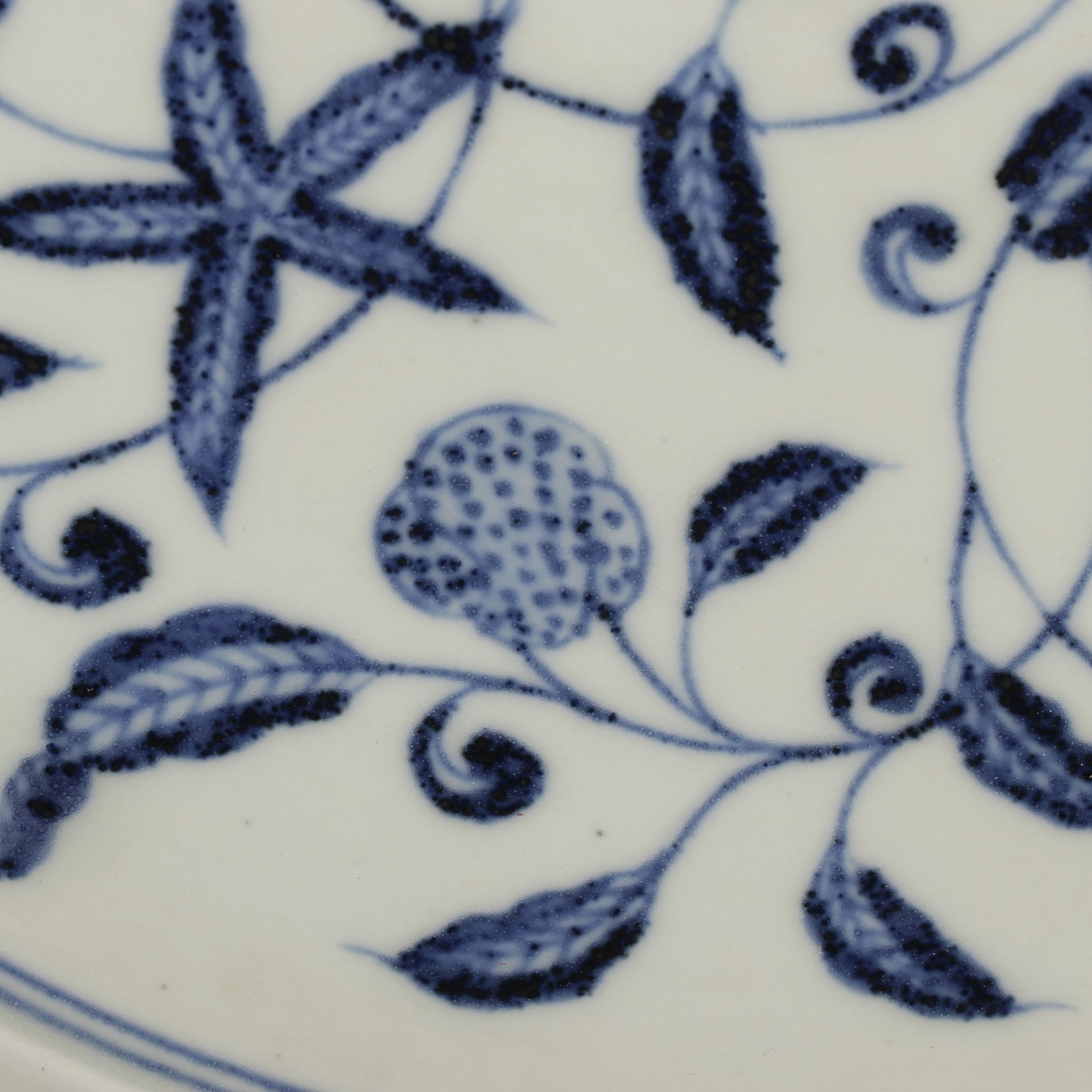 An Exquisite Blue and White Lotus Pattern Plate - 7