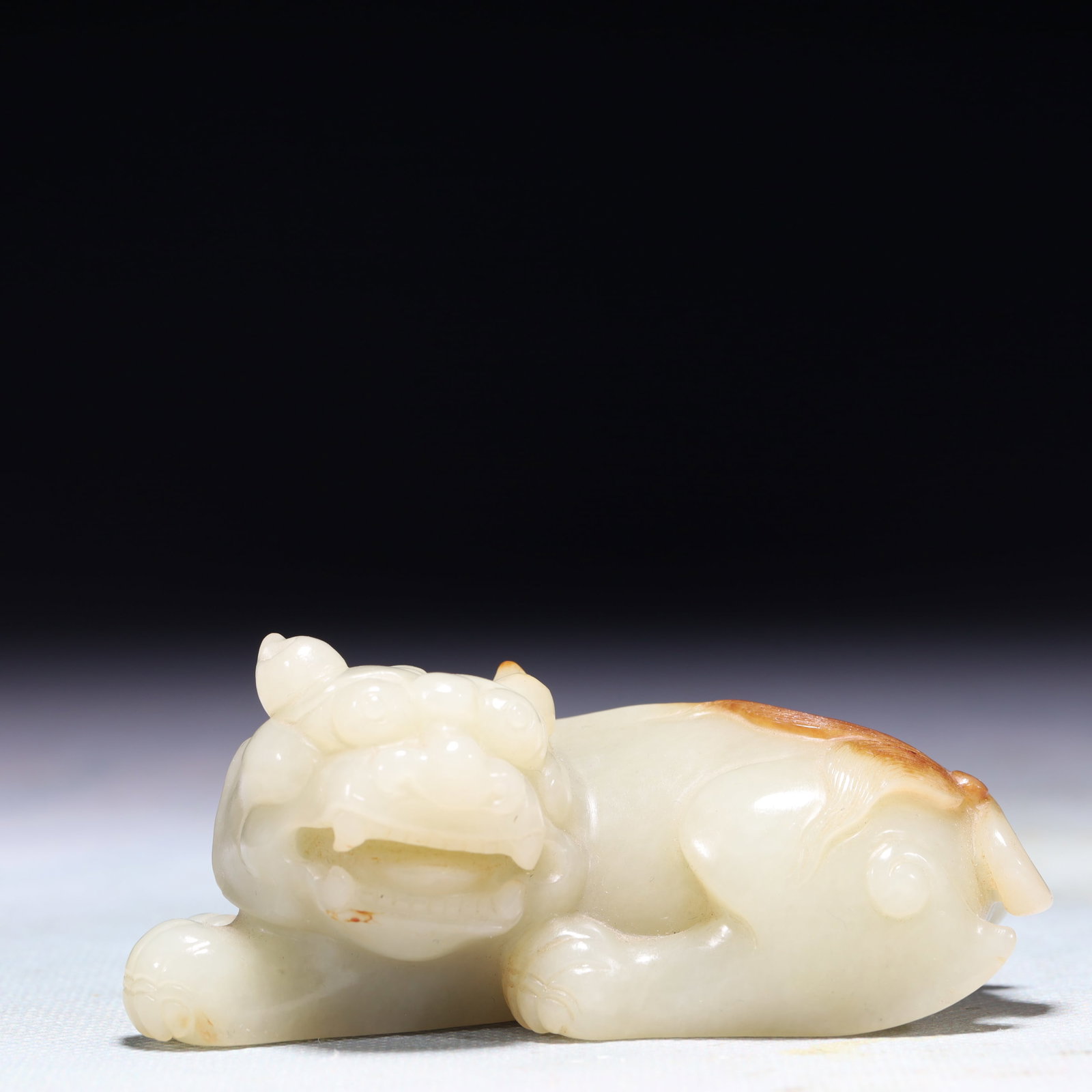 An Exquisite White Jade Unicorn Ornament: An Exquisite White Jade Unicorn Ornament,Qing Dynasty,China,Size:3.5inx1.8inx1.4in,Weight:244.6g 白玉独角兽摆件,中国清代