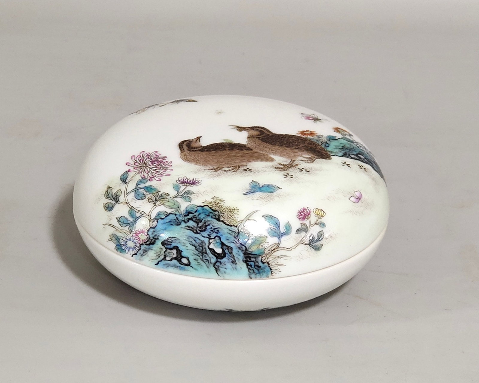 An Exquisite Famille-Rose Flower and Bird Pattern Box with Cover: An Exquisite Famille-Rose Flower and Bird Pattern Box with Cover,Qing Dynasty,China,Yongzheng Four-character Mark,Size:1.6inx3.7in 粉彩花鸟纹盖盒,中