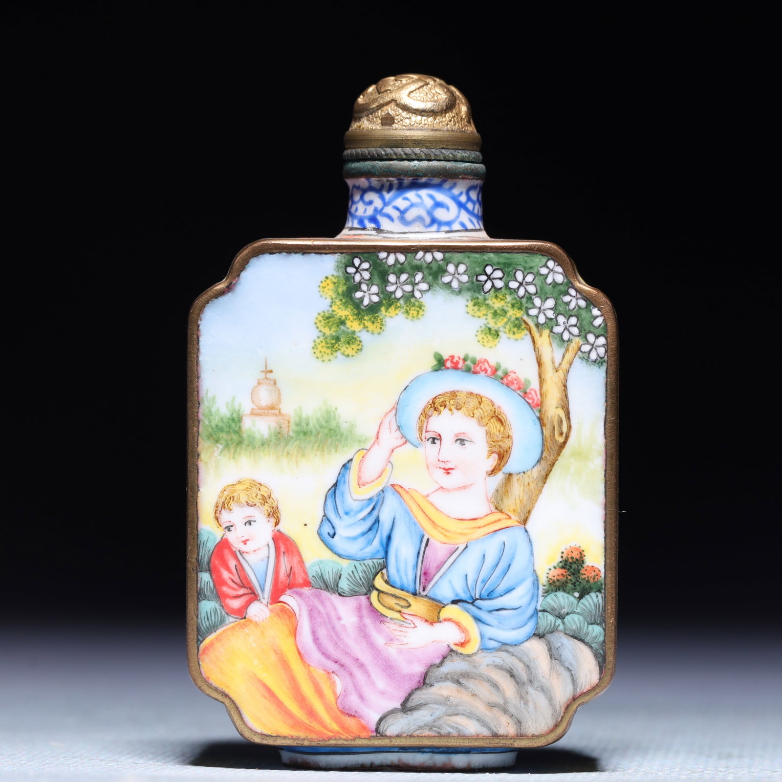 An Exquisite Painted Enamel Figure Pattern Snuff Bottle: An Exquisite Painted Enamel Figure Pattern Snuff Bottle,Qing Dynasty,China,Qianlong Four-character Mark,Size:1.6inx0.6inx2.8in,Weight:73.2g 画珐琅人物纹鼻