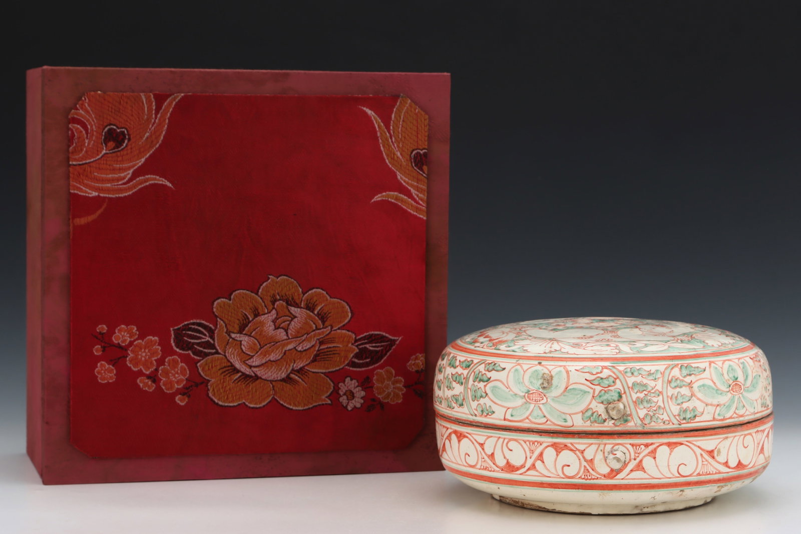 An Exquisite Cizhou yao Red-and-Green Glazed Figure Pattern Box with Cover: An Exquisite Cizhou yao Red-and-Green Glazed Figure Pattern Box with Cover,Song Dynasty,China,Size:5.3inx10.4in 磁州窑红绿彩人物纹盖盒