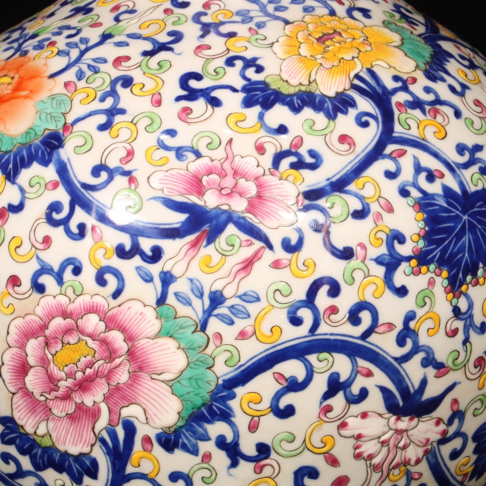 A Rare Enamel Lotus Pattern Vase - 7