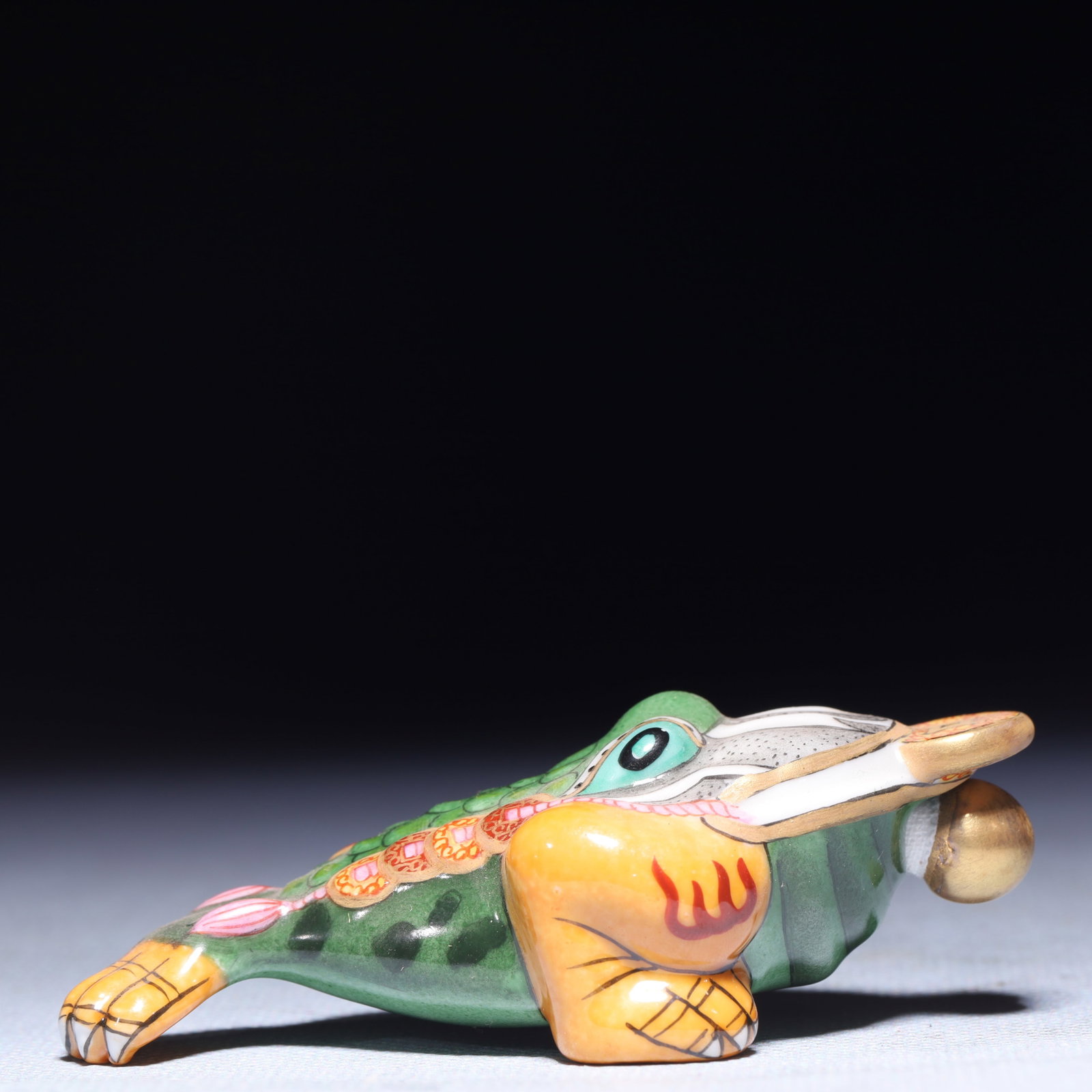 An Exquisite Famille-Rose Golden Toad Snuff Bottle: An Exquisite Famille-Rose Golden Toad Snuff Bottle,Qing Dynasty,China,Qianlong Four-character Mark,Size:3.1inx1.8inx1in,Weight:48.5g 粉彩金蟾鼻烟壶,中&#